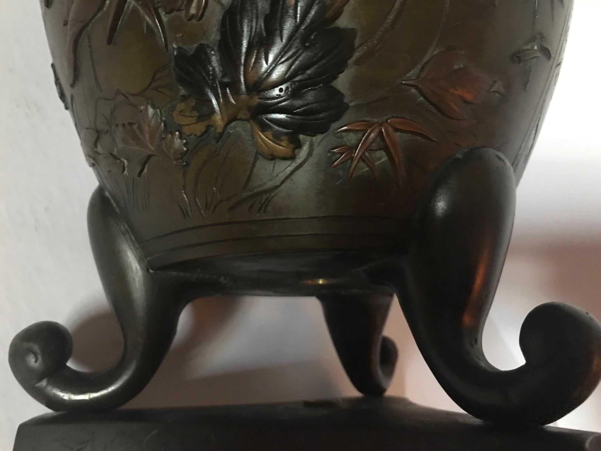 Japanische Vase mit drei Fuß aus Bronze aus der Taisho-Periode des frühen 20. Jahrhunderts „1912-1926“ im Angebot 7