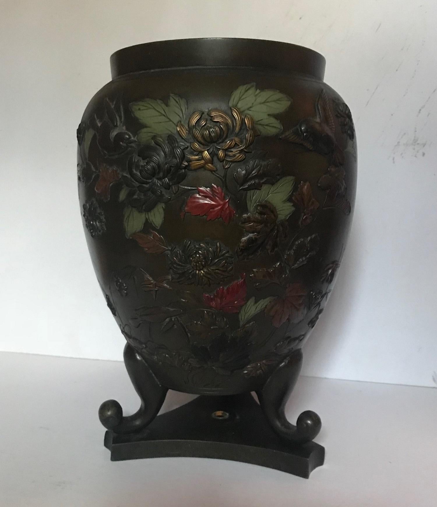 Japanische Vase mit drei Fuß aus Bronze aus der Taisho-Periode des frühen 20. Jahrhunderts „1912-1926“ (Gegossen) im Angebot