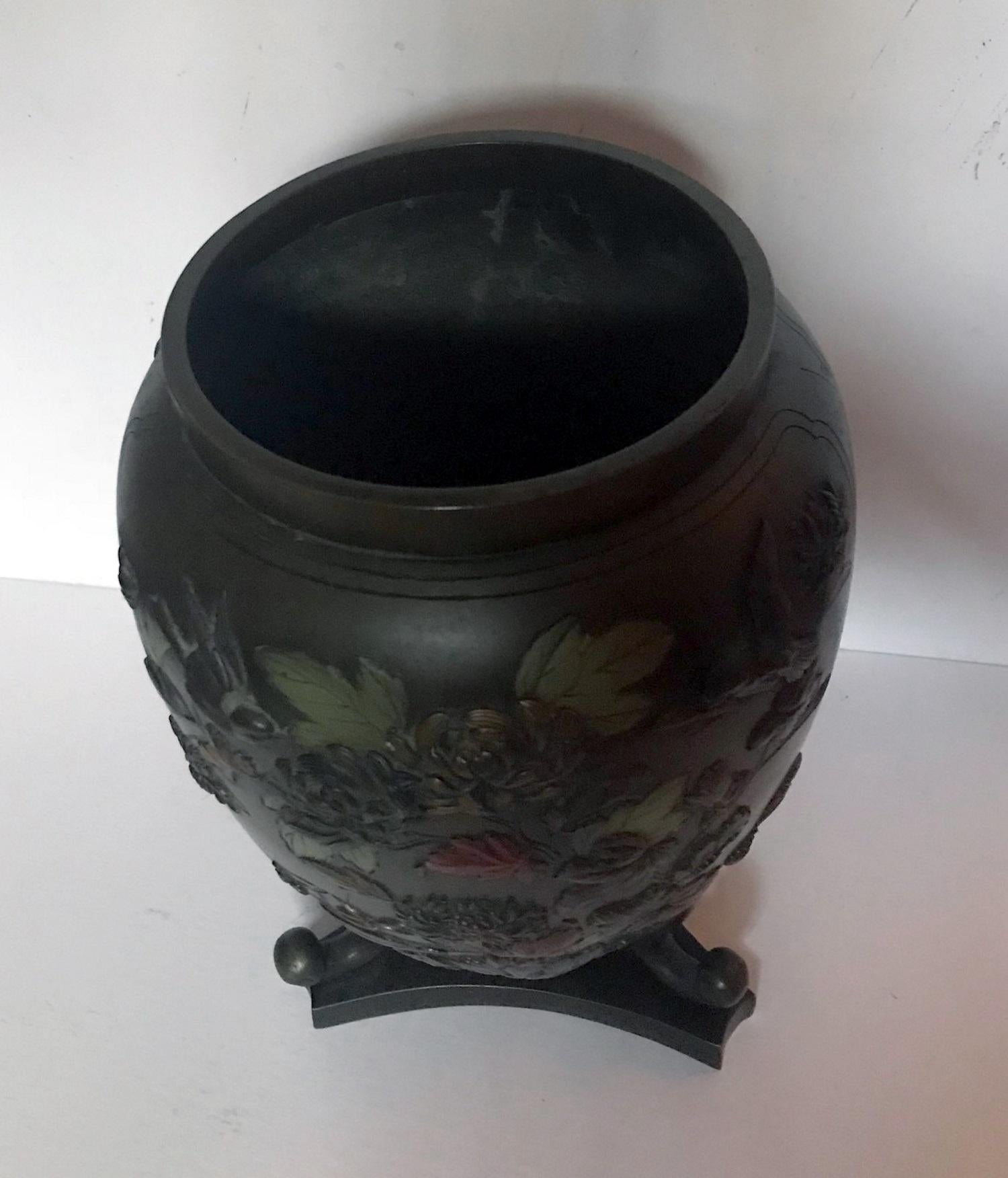 Japanische Vase mit drei Fuß aus Bronze aus der Taisho-Periode des frühen 20. Jahrhunderts „1912-1926“ im Zustand „Gut“ im Angebot in Vero Beach, FL