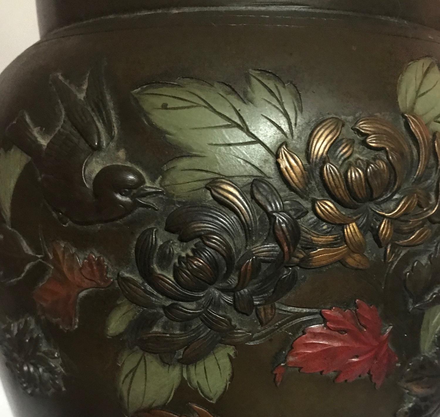 Japanische Vase mit drei Fuß aus Bronze aus der Taisho-Periode des frühen 20. Jahrhunderts „1912-1926“ im Angebot 1