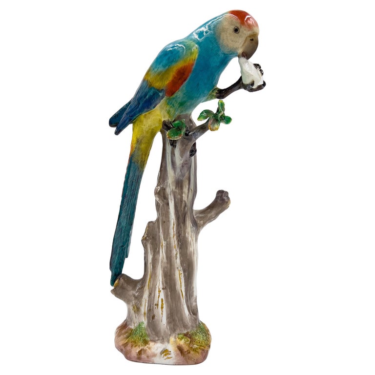 Meissener Tierfigur eines farbenfrohen Papagei auf Baum, 19. Jahrhundert im  Angebot bei 1stDibs