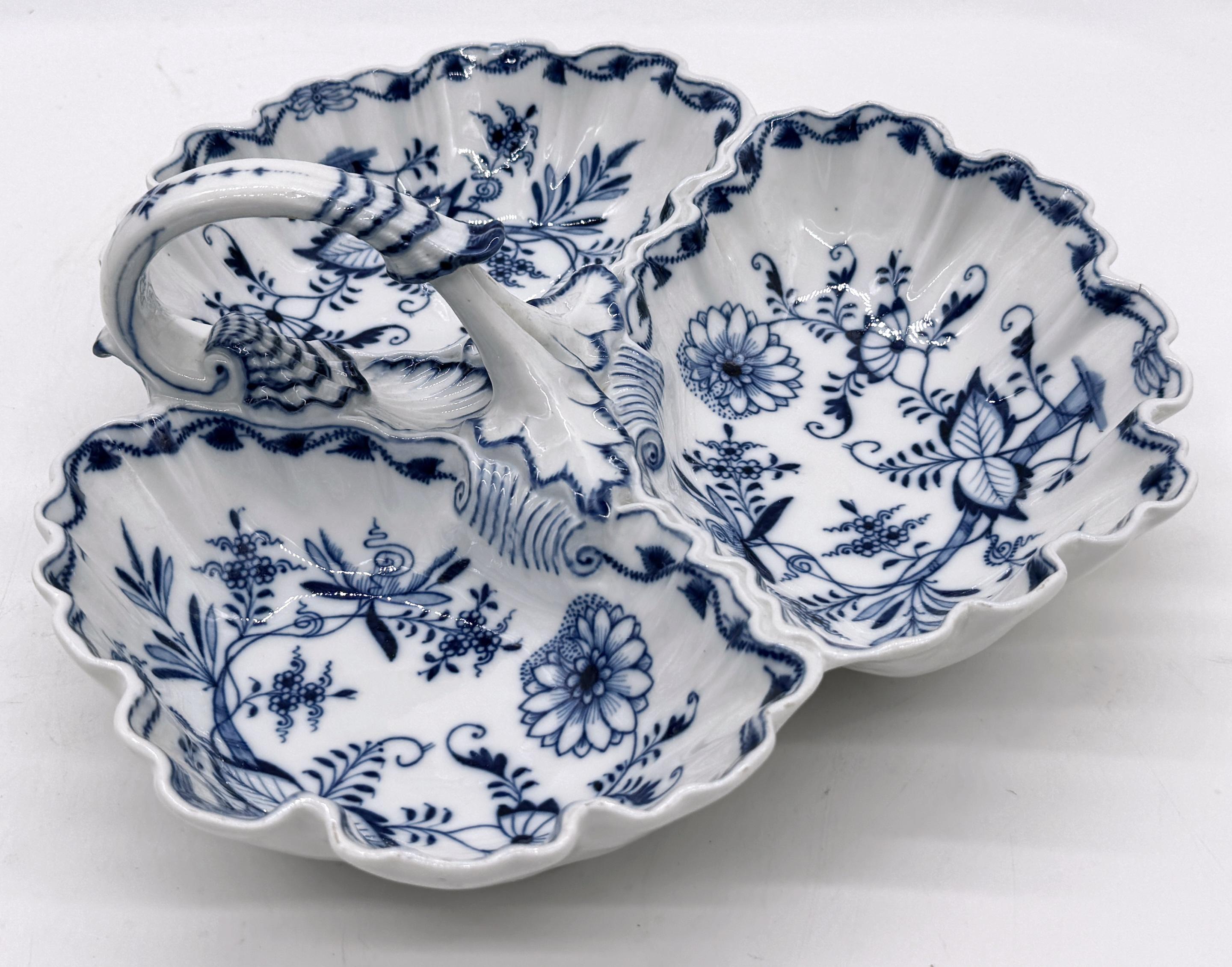19th Century Meissen Blue Onion,  Handled Three Section Shell Dish In Good Condition For Sale In West Palm Beach, FL