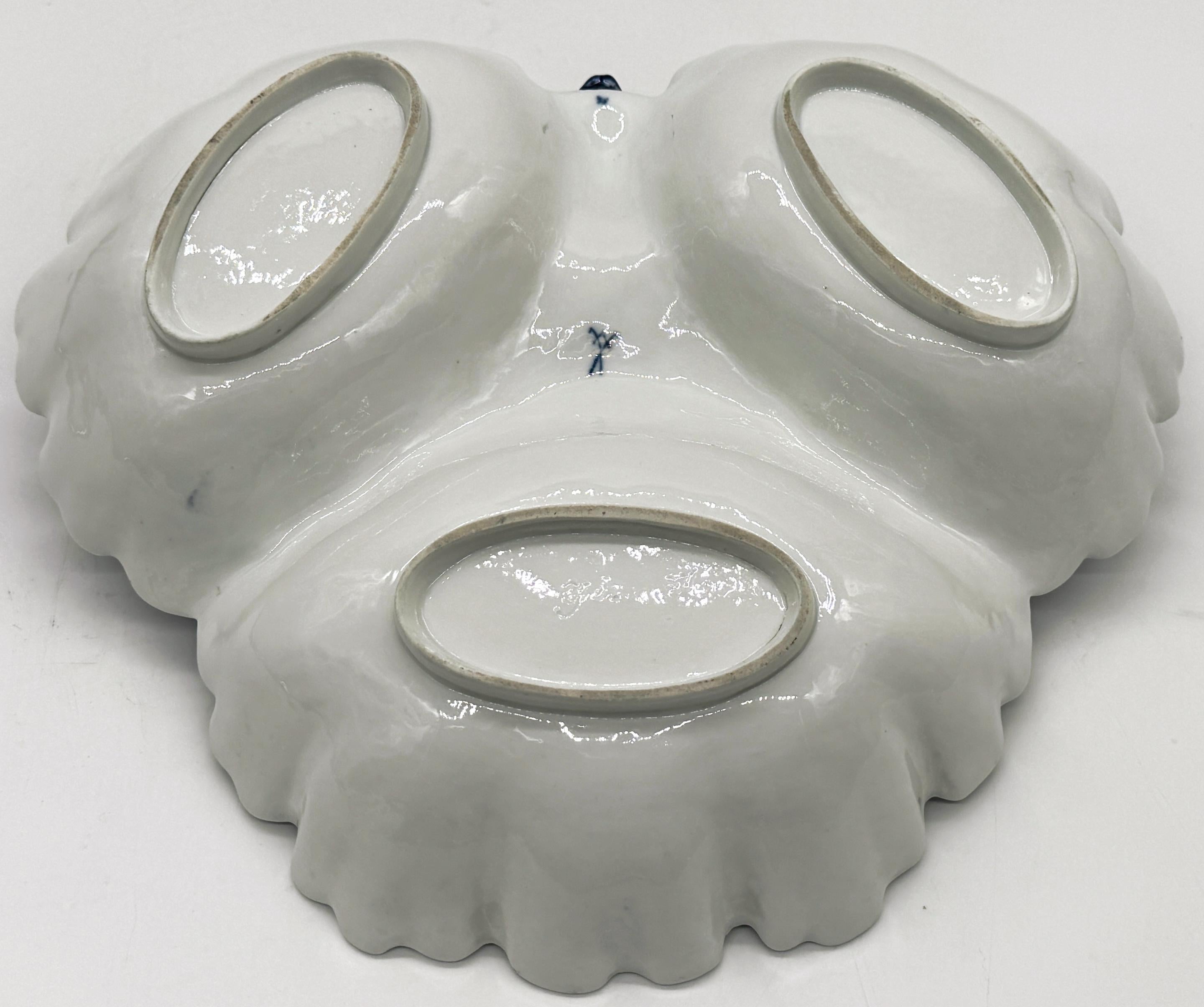 Porcelain 19th Century Meissen Blue Onion,  Handled Three Section Shell Dish For Sale