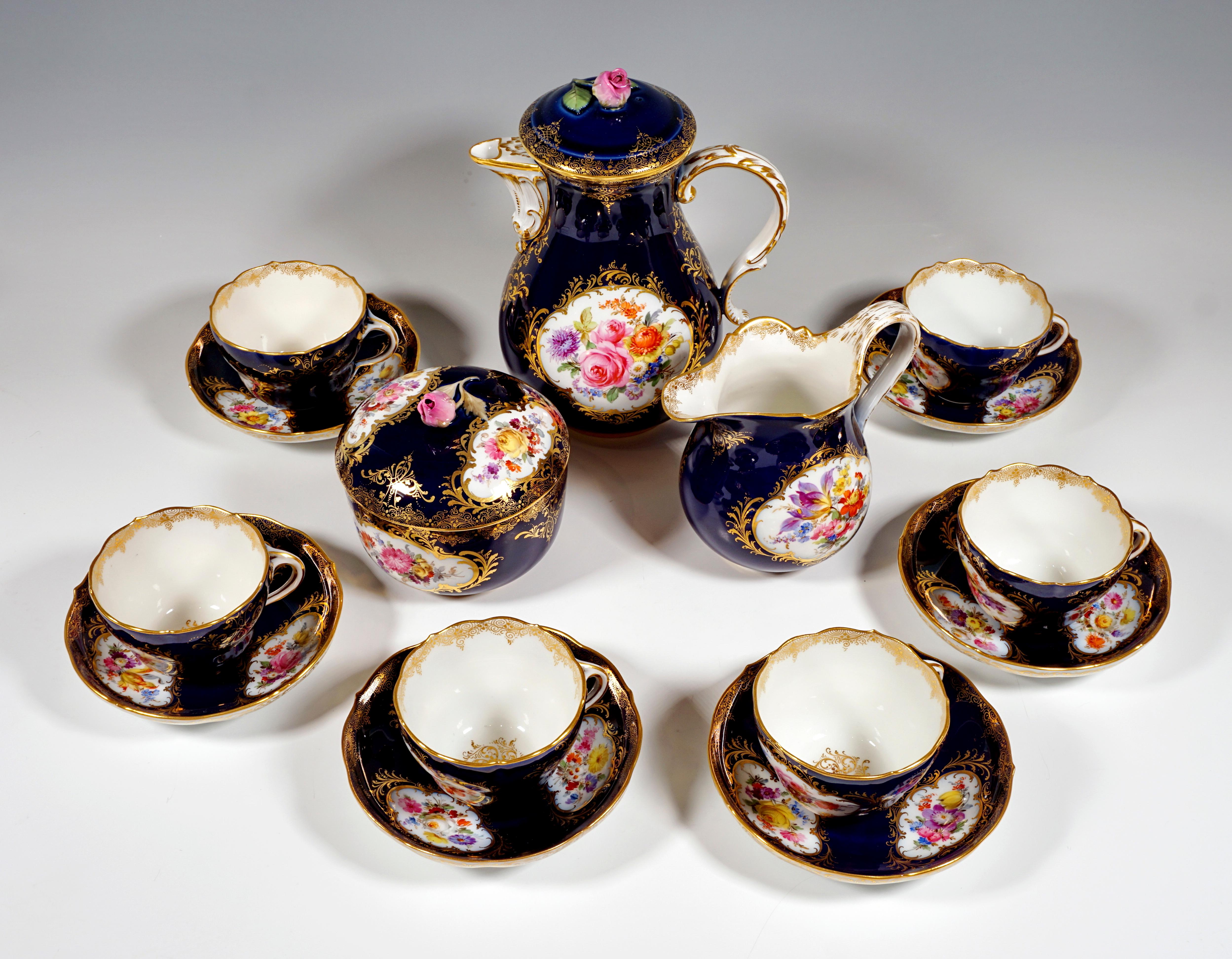 Meissen coffee service, consisting of 15 parts: coffee pot with lid, milk jug, sugar bowl, six cups and six saucers.
Shape: New cutout
Decor: cobalt blue, reserves filled with flower bouquets, rich gold decor - also on the inside of the cups, gold