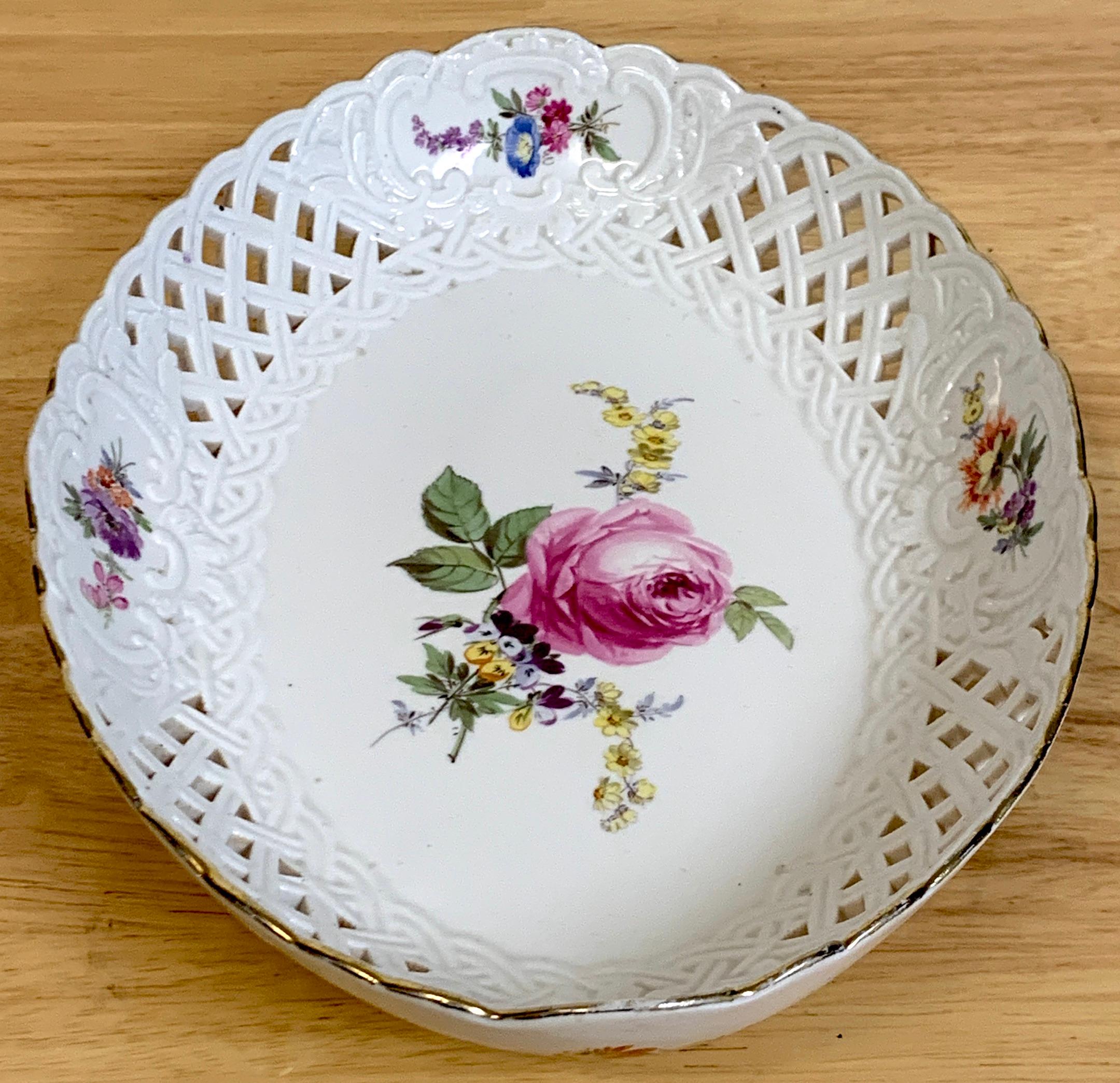 Panier ovale réticulé peint à motifs floraux de Meissen du 19ème siècle Bon état - En vente à West Palm Beach, FL