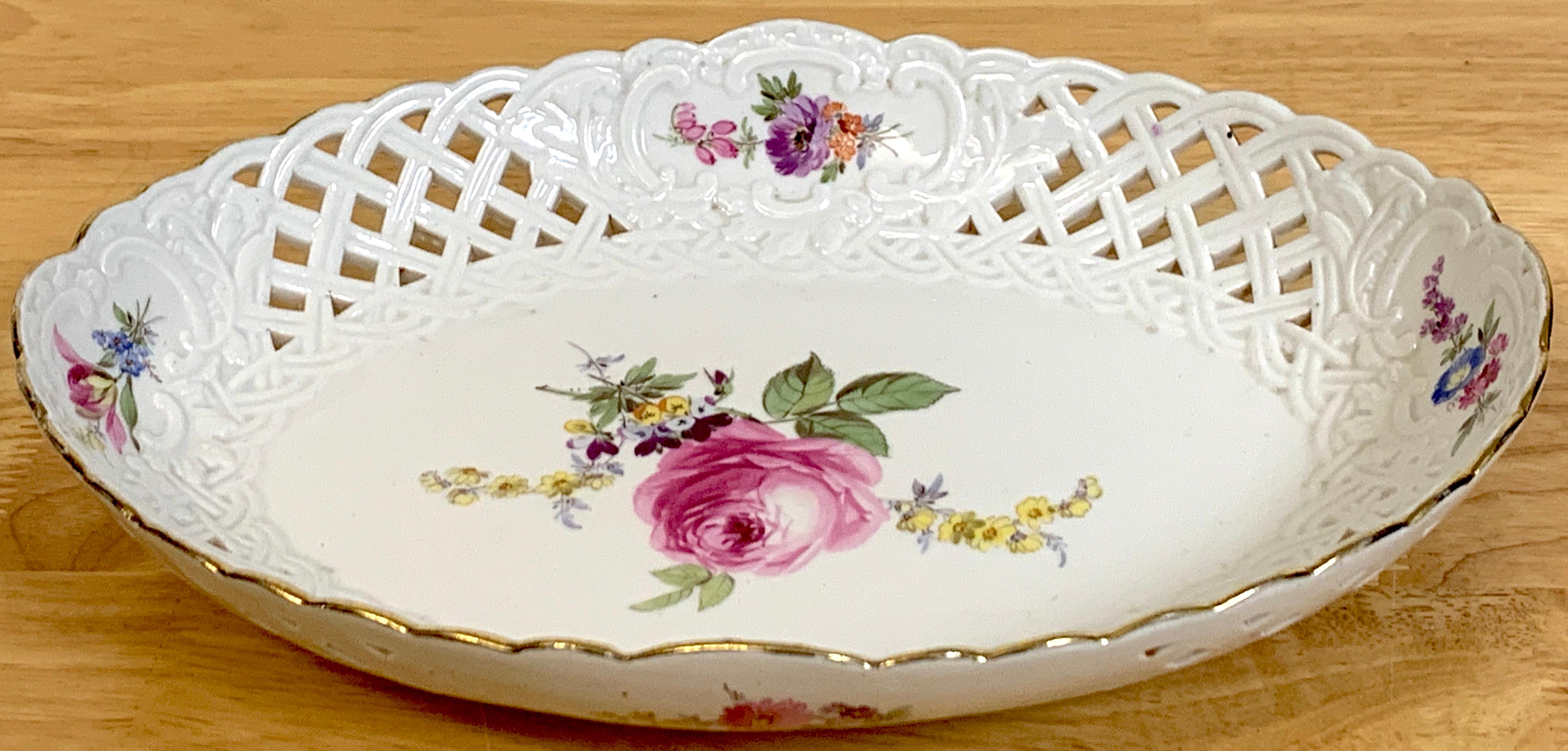 Porcellana Cesto ovale reticolato dipinto a fiori di Meissen del XIX secolo in vendita