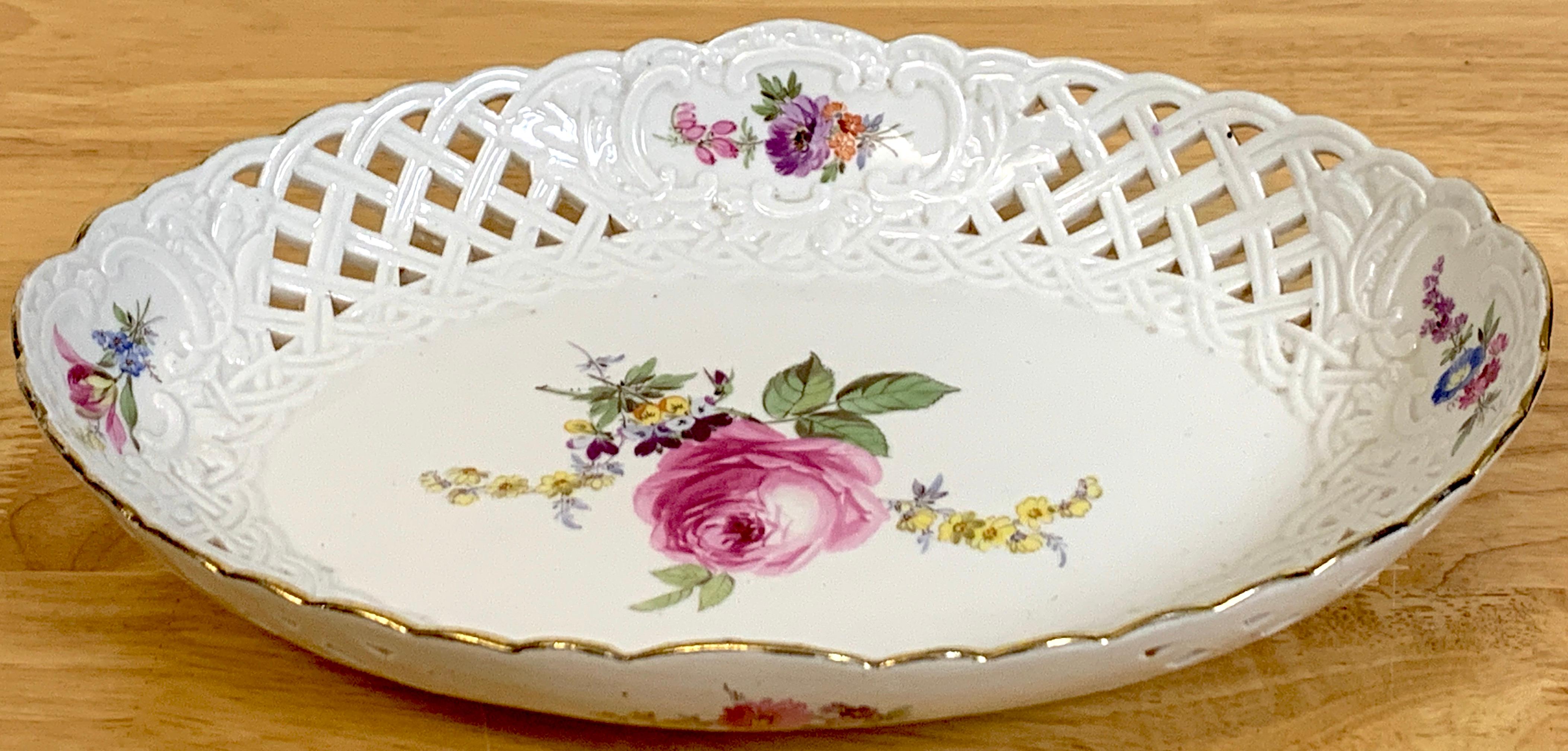 XIXe siècle Panier ovale réticulé peint à motifs floraux de Meissen du 19ème siècle en vente