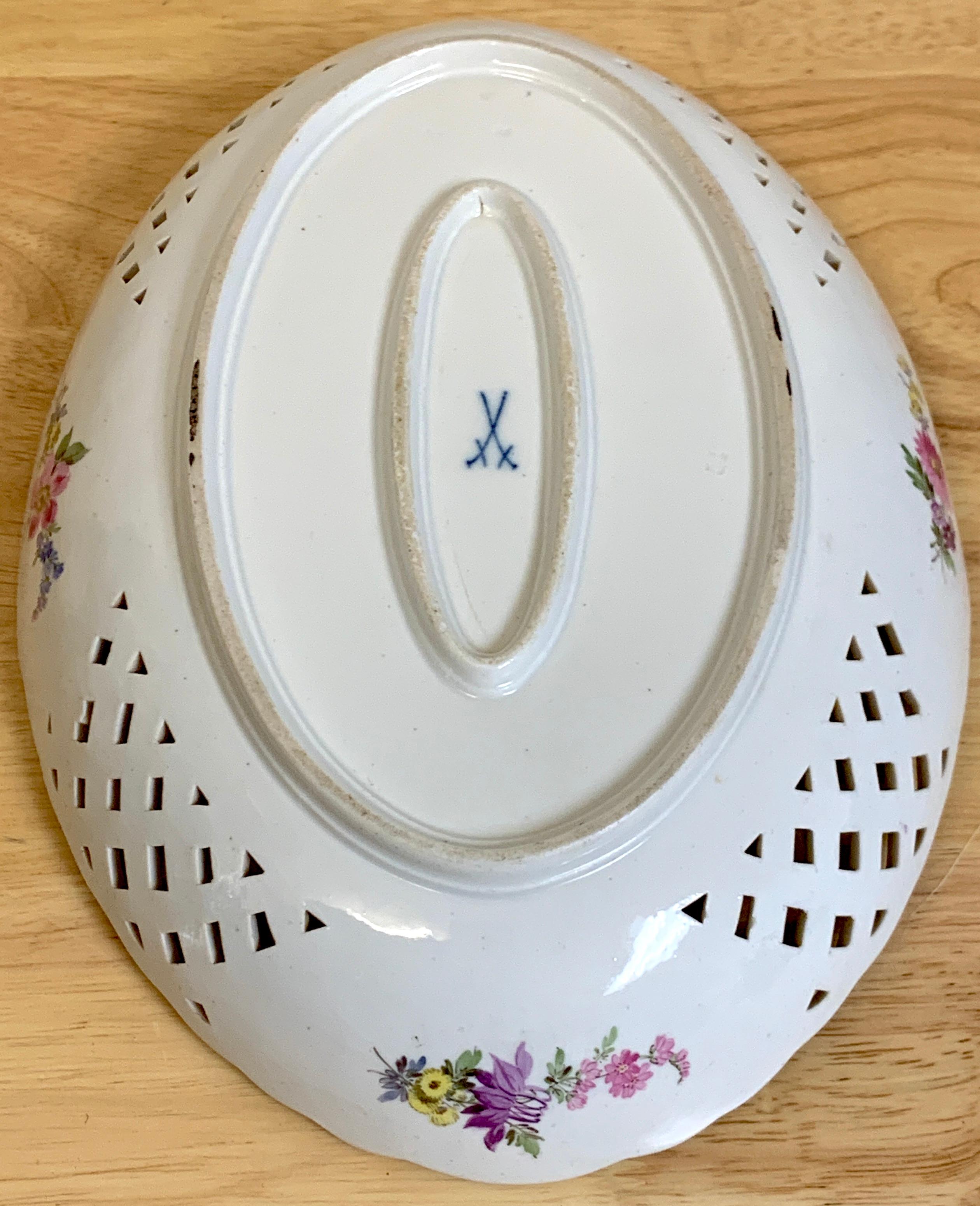 Cesto ovale reticolato dipinto a fiori di Meissen del XIX secolo in vendita 1