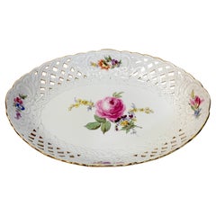 Panier ovale réticulé peint à motifs floraux de Meissen du 19ème siècle