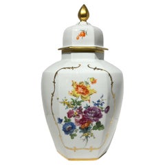 Pot à glaçure blanche peint de motifs floraux de Meissen du 19ème siècle avec couvercle