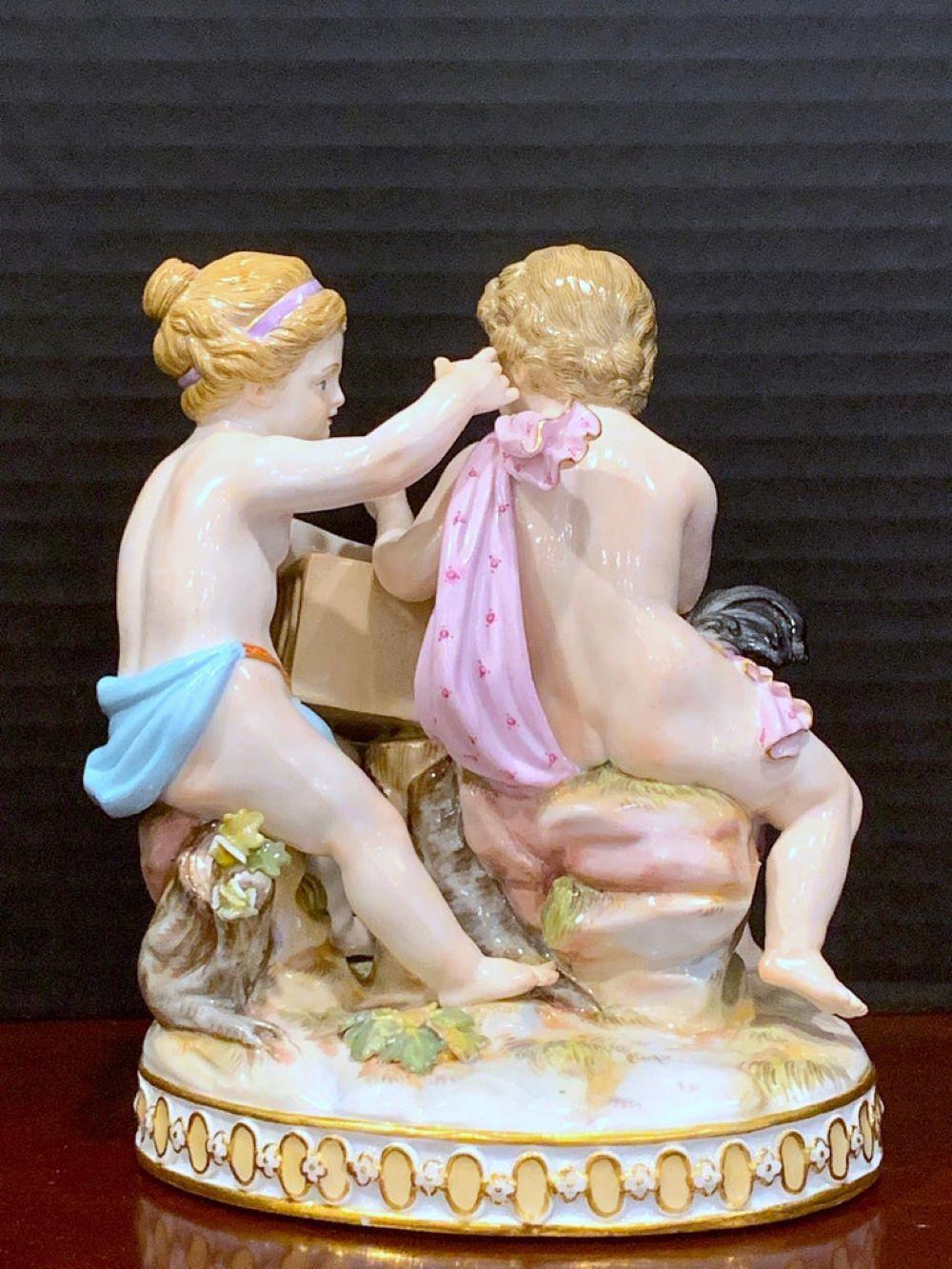 Groupe de Meissen du 19e siècle représentant deux puttos mettant une poule en cage  en vente 1