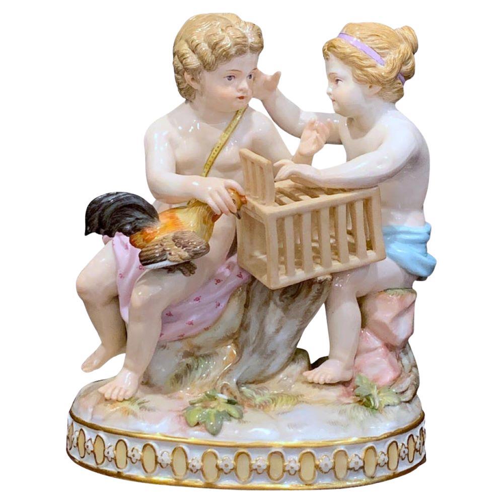 Groupe de Meissen du 19e siècle représentant deux puttos mettant une poule en cage  en vente
