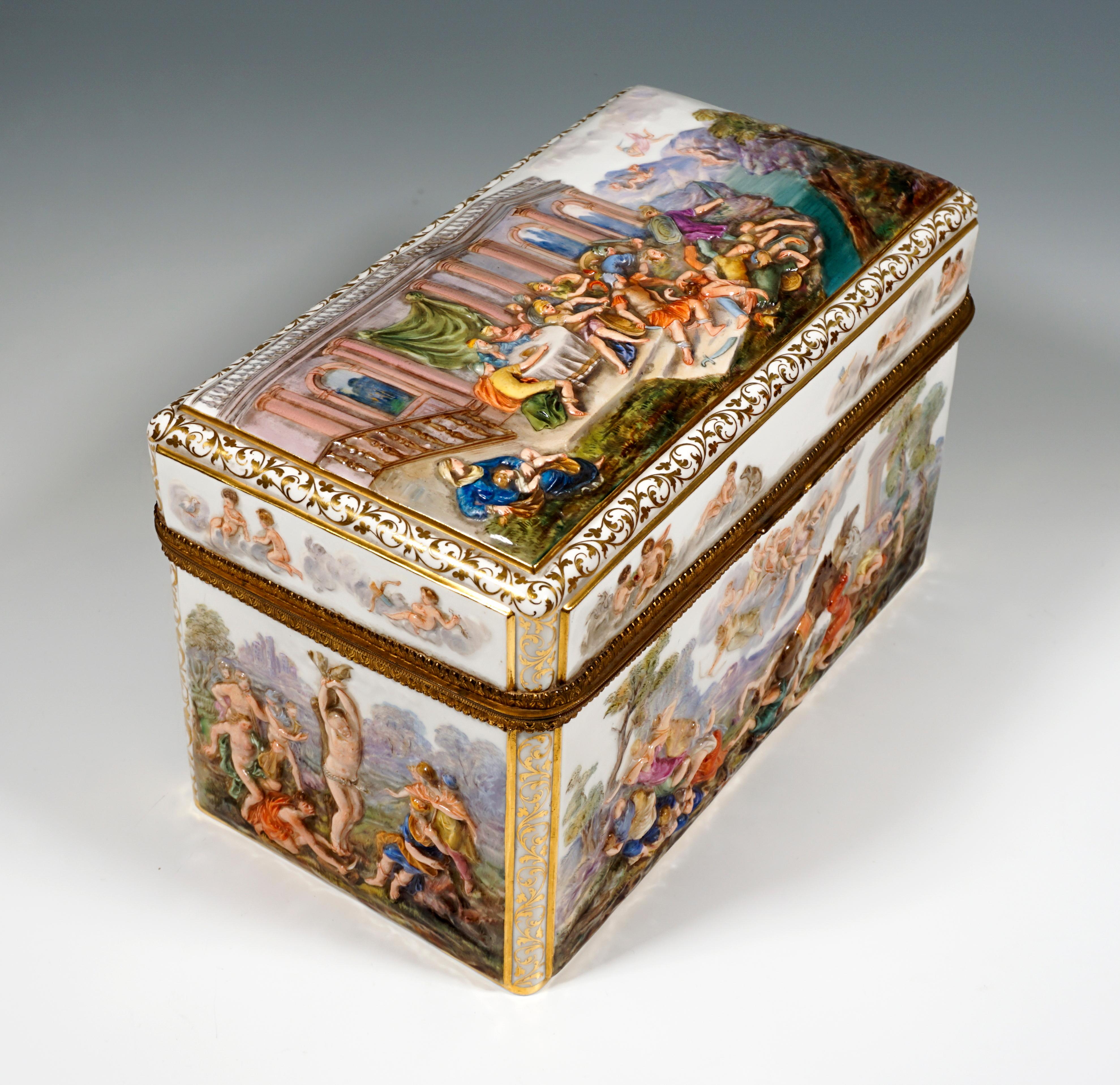 Very rare early Meissen item:
Large jewelry box in the style of Capodimonte on a rectangular floor plan, with all-round, strongly colored relief depictions from Greek mythology, such as the 'Crucifixion of Marsias', or the 'Story of the King's Son