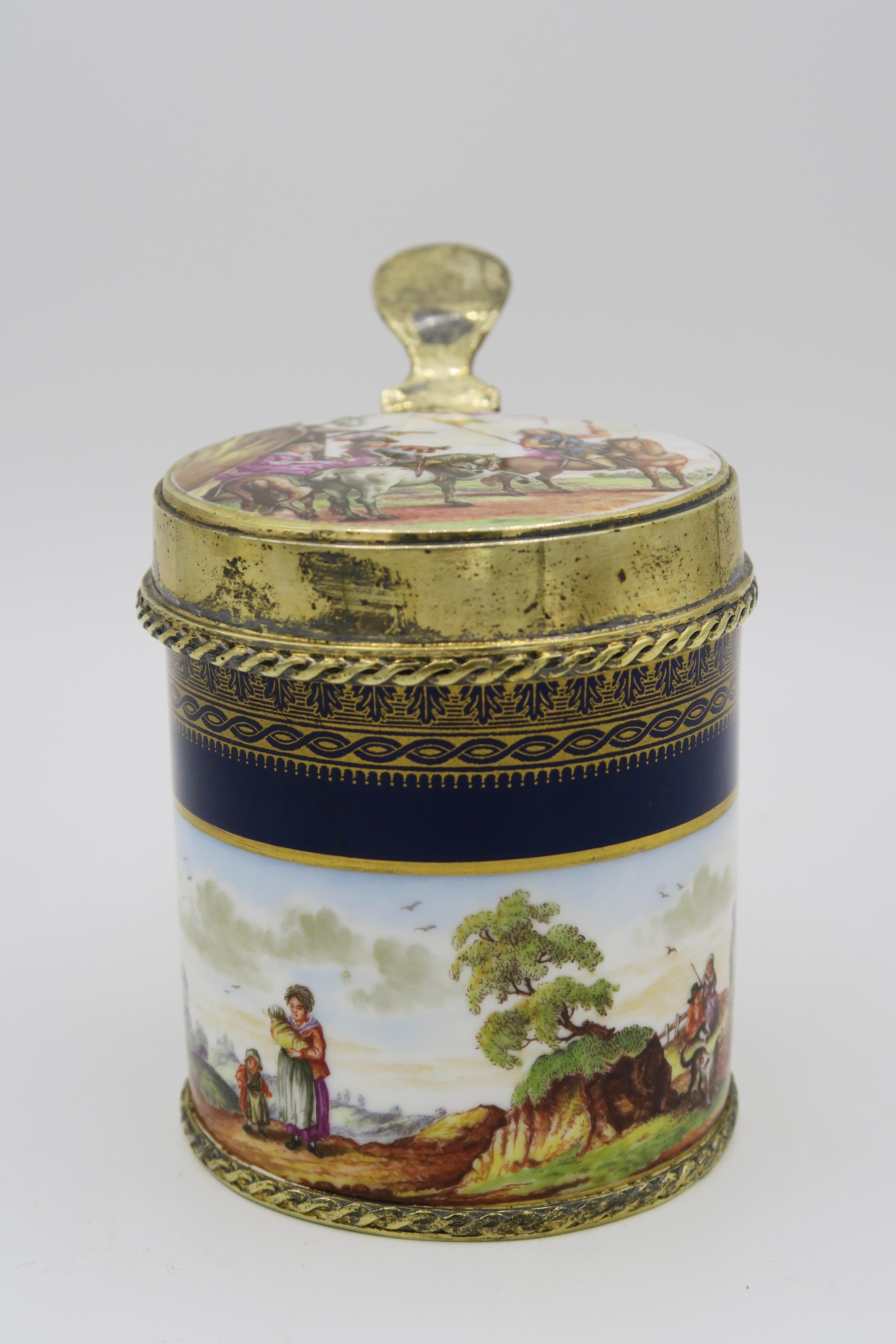 Allemand Tasse pour femmes de Meissen du 19ème siècle avec une belle peinture de scène en vente