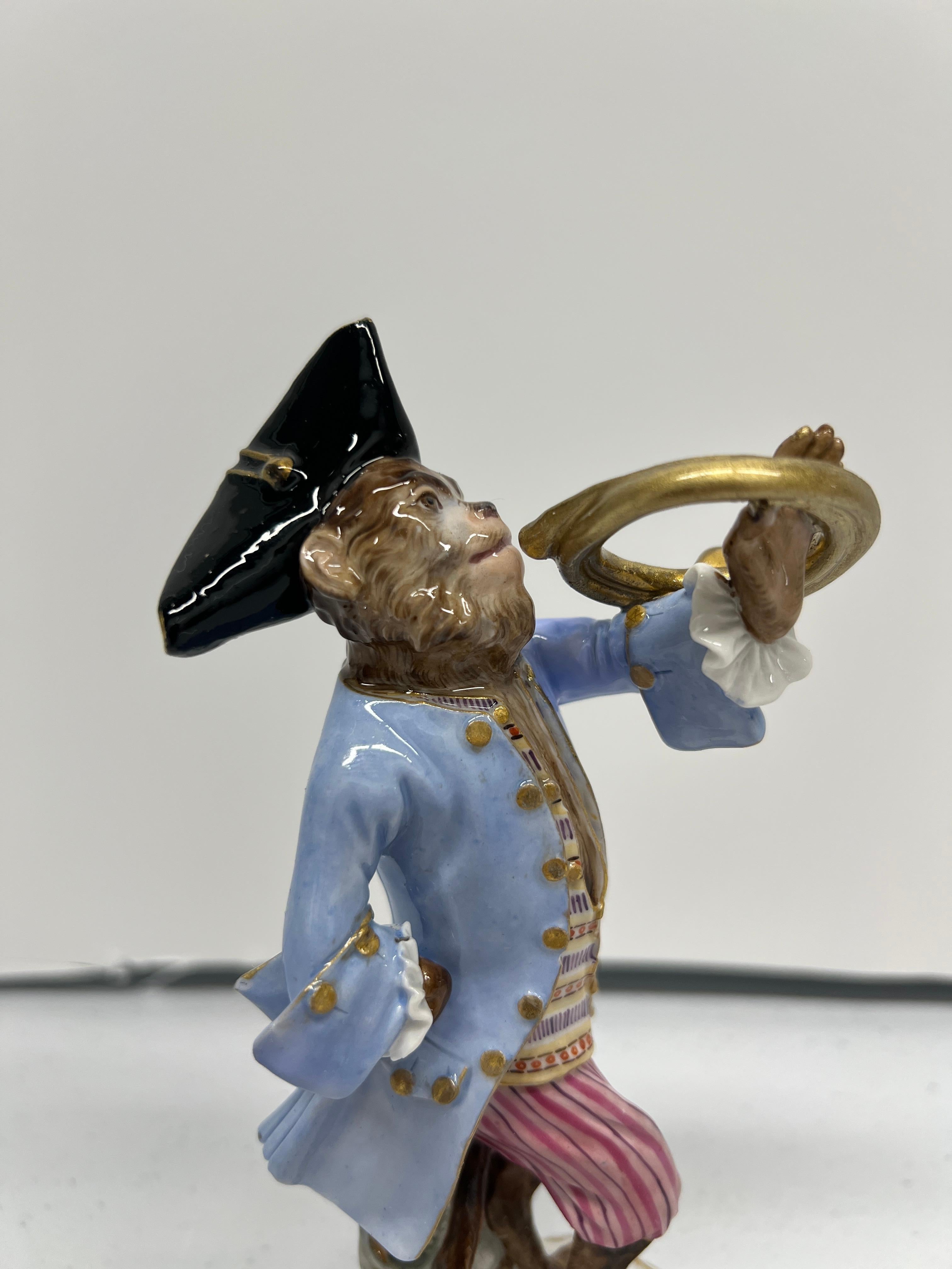 Tedesco Figurina di Meissen del 19° secolo della banda delle scimmie che suona il corno francese in vendita