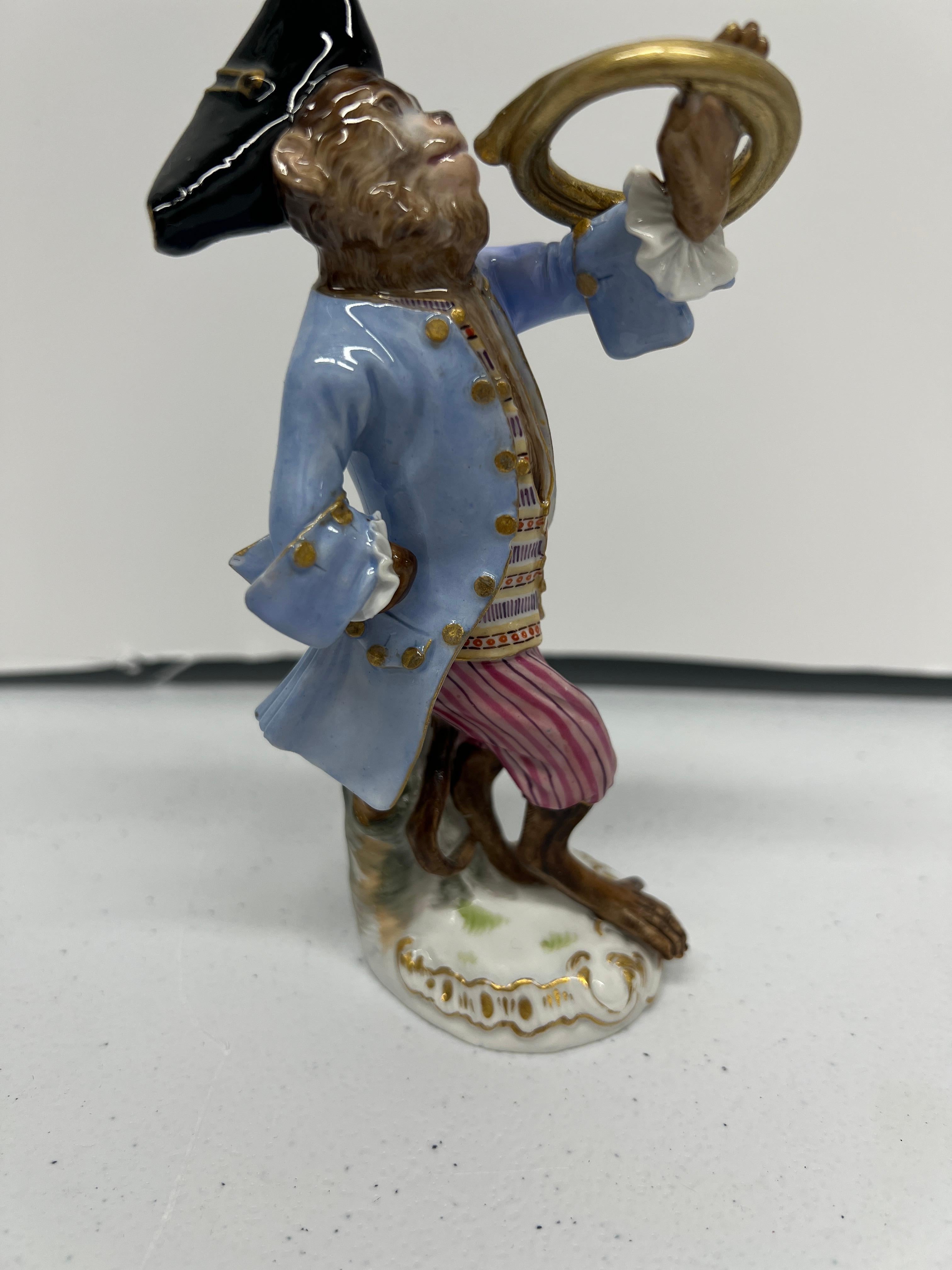 Figurina di Meissen del 19° secolo della banda delle scimmie che suona il corno francese In condizioni buone in vendita a Atlanta, GA