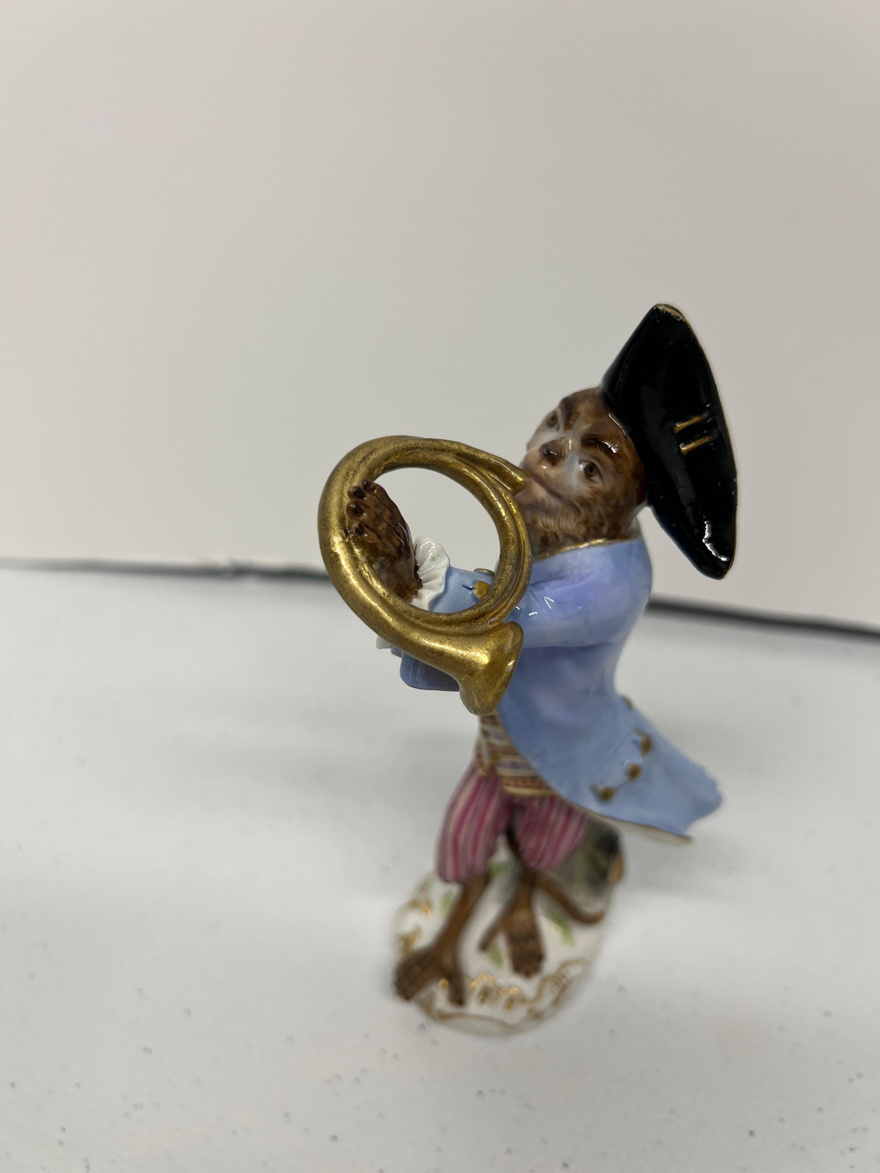 XIX secolo Figurina di Meissen del 19° secolo della banda delle scimmie che suona il corno francese in vendita