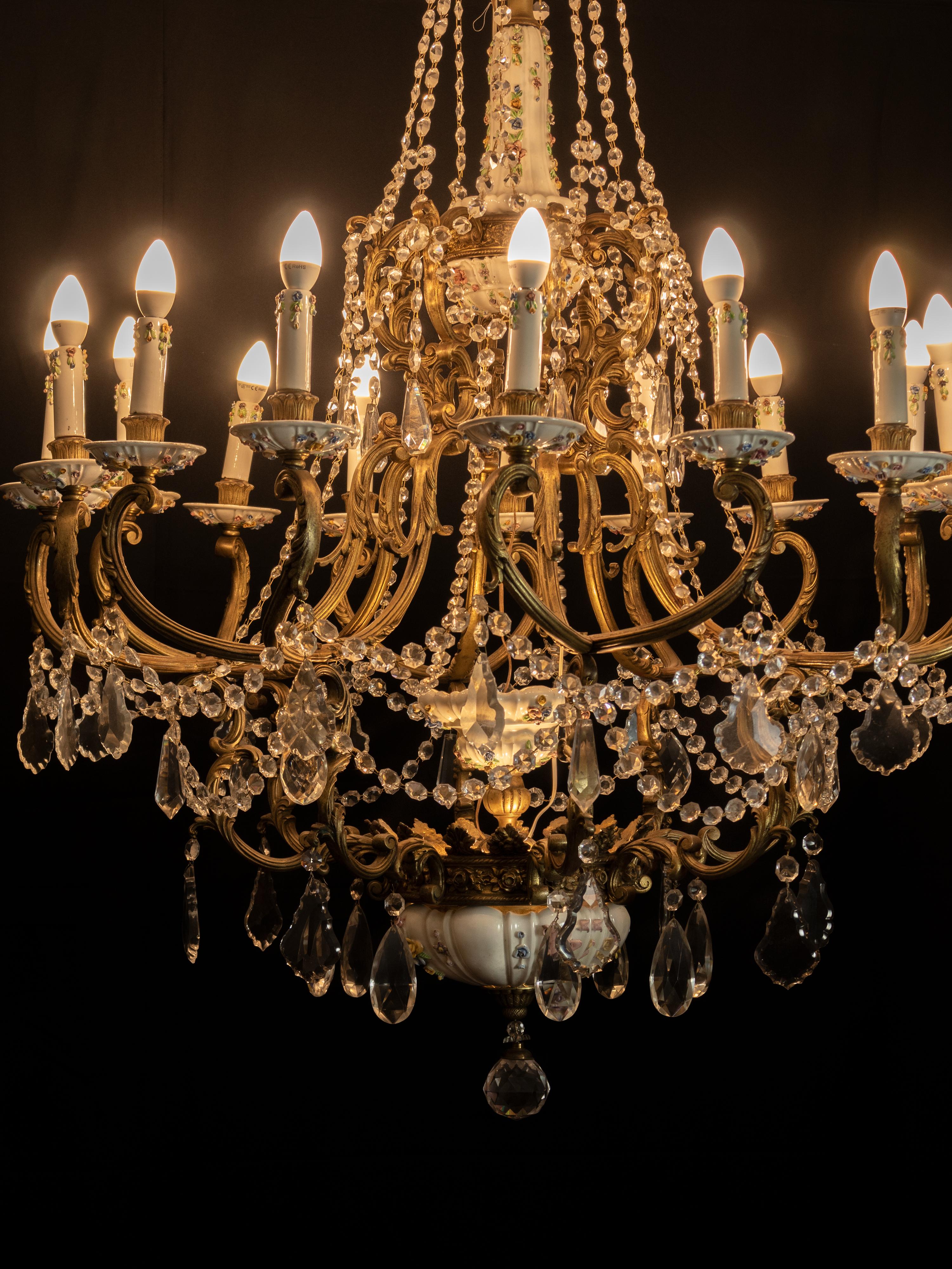 Large Porcelain And Crystal, Gilt Bronze Chandelier, 19th Century in vendita 3