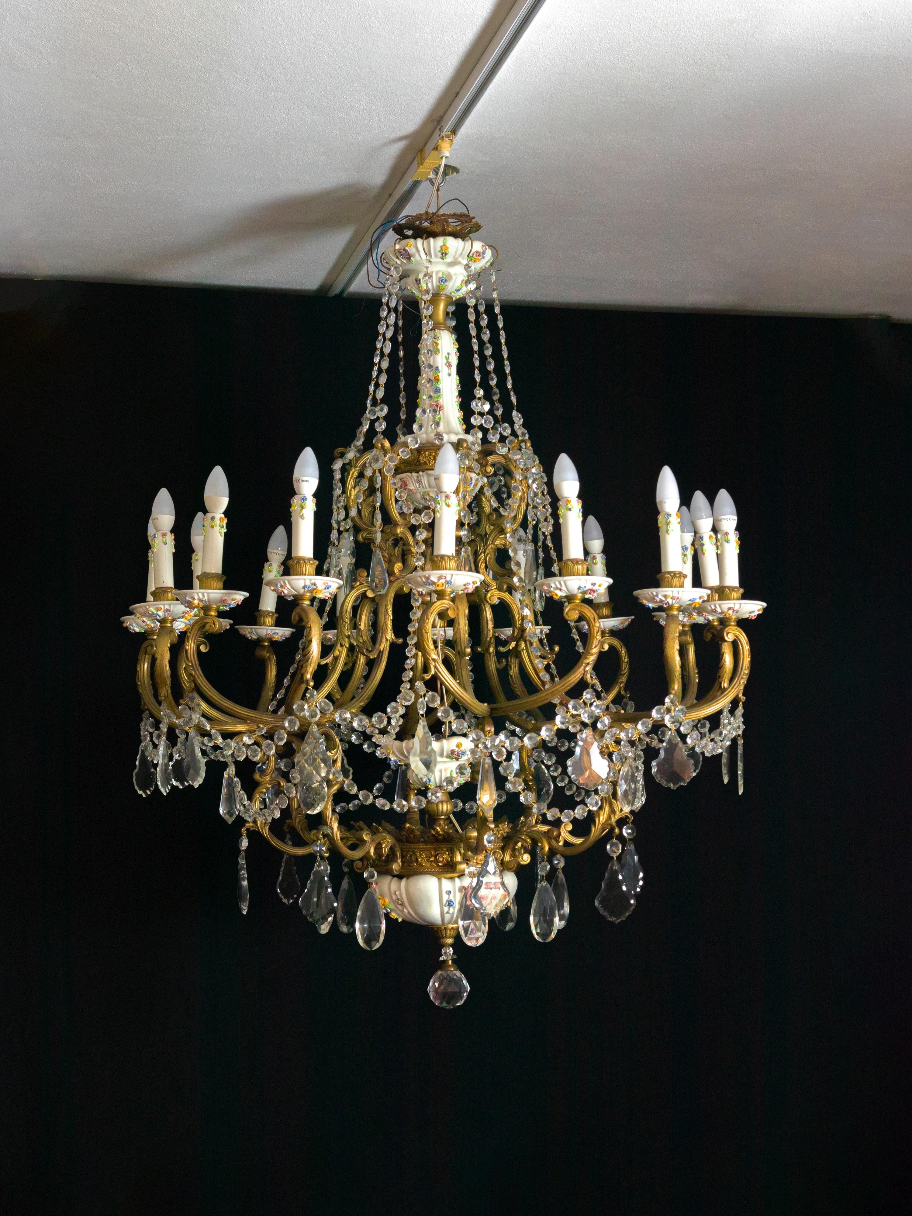 Large Porcelain And Crystal, Gilt Bronze Chandelier, 19th Century in vendita 11
