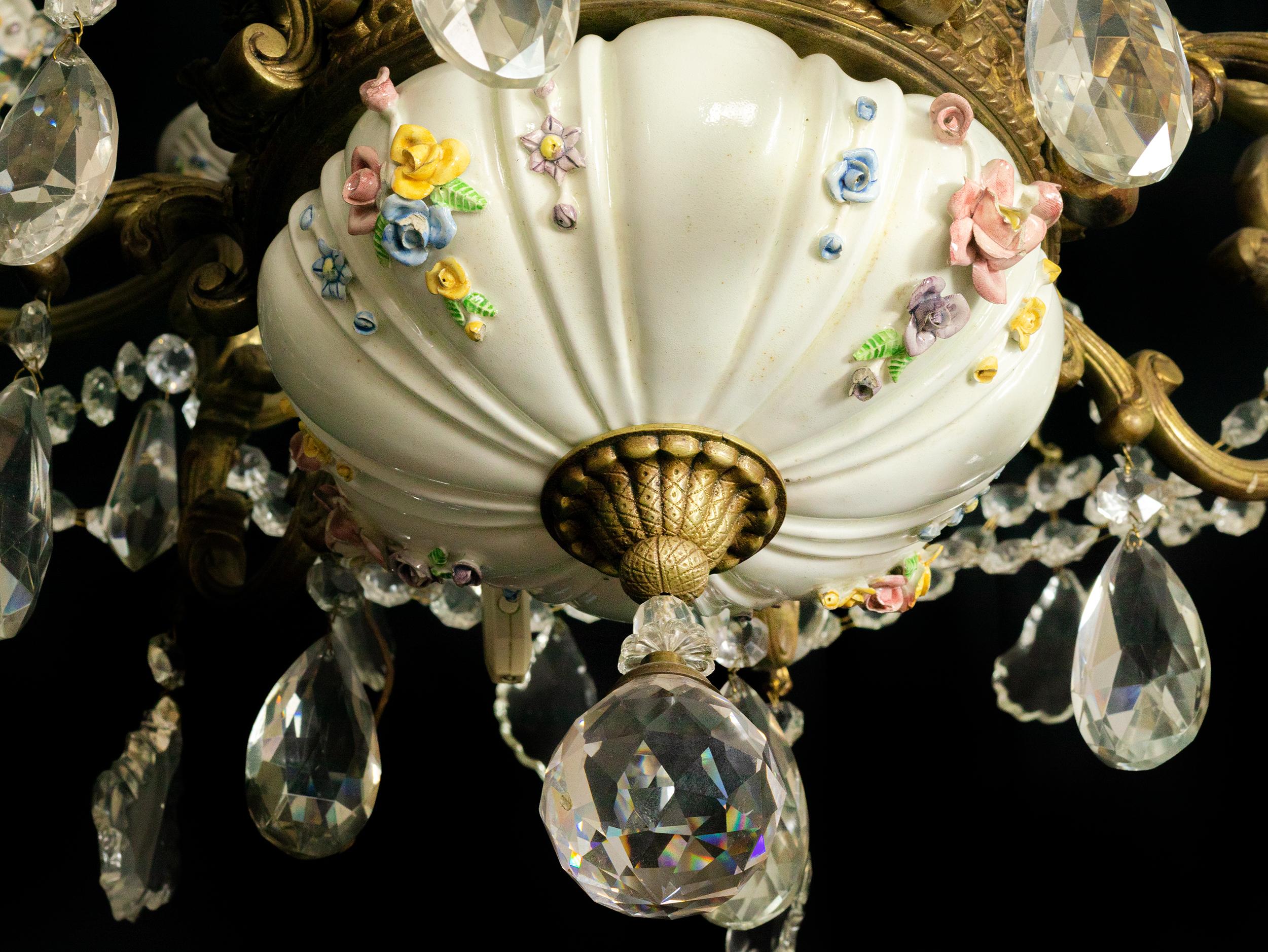 Large Porcelain And Crystal, Gilt Bronze Chandelier, 19th Century In condizioni buone in vendita a Lisbon, PT