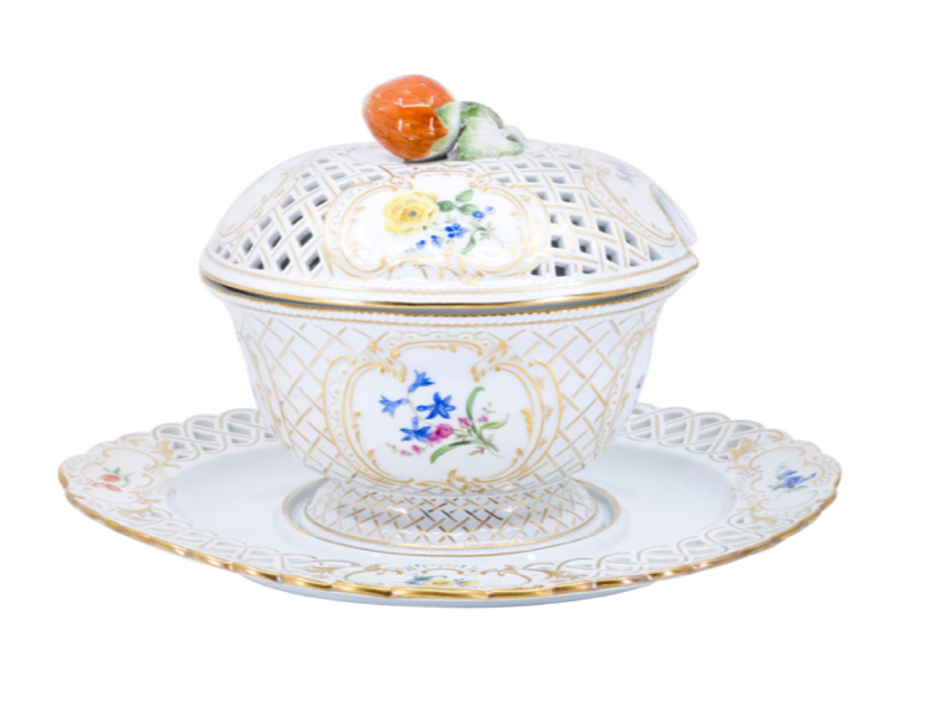 19th Century Meissen Porcelain Covered Bowl with Strawberry Finial For Sale 5