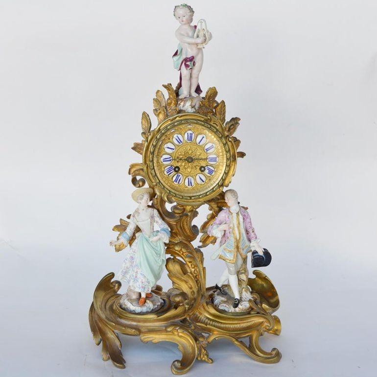 Klassisch  Uhr aus Meissener Porzellan und vergoldeter Bronze von Japy Frères Grand Med D'Honneur. Hergestellt in Frankreich, 19. Jahrhundert.
*Jedes Porzellan ist mit dem entsprechenden Stempel / der entsprechenden Signatur