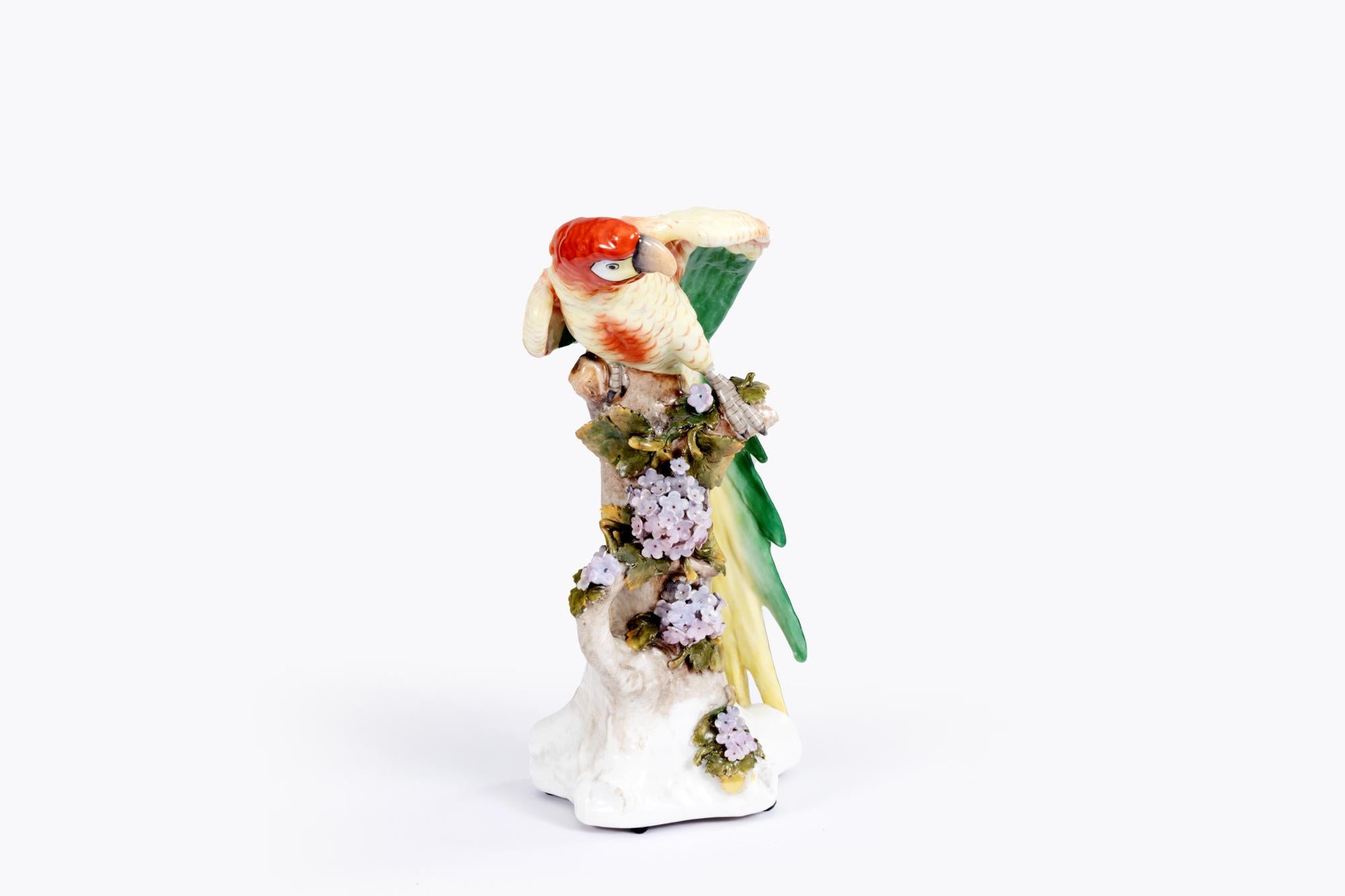 Perroquet en porcelaine de Meissen du 19e siècle, au plumage vivement coloré, modelé de façon naturaliste et perché sur une souche d'arbre ornée de feuilles et de fleurs.

En 1731, la manufacture de Meissen a inauguré un nouveau genre dans la