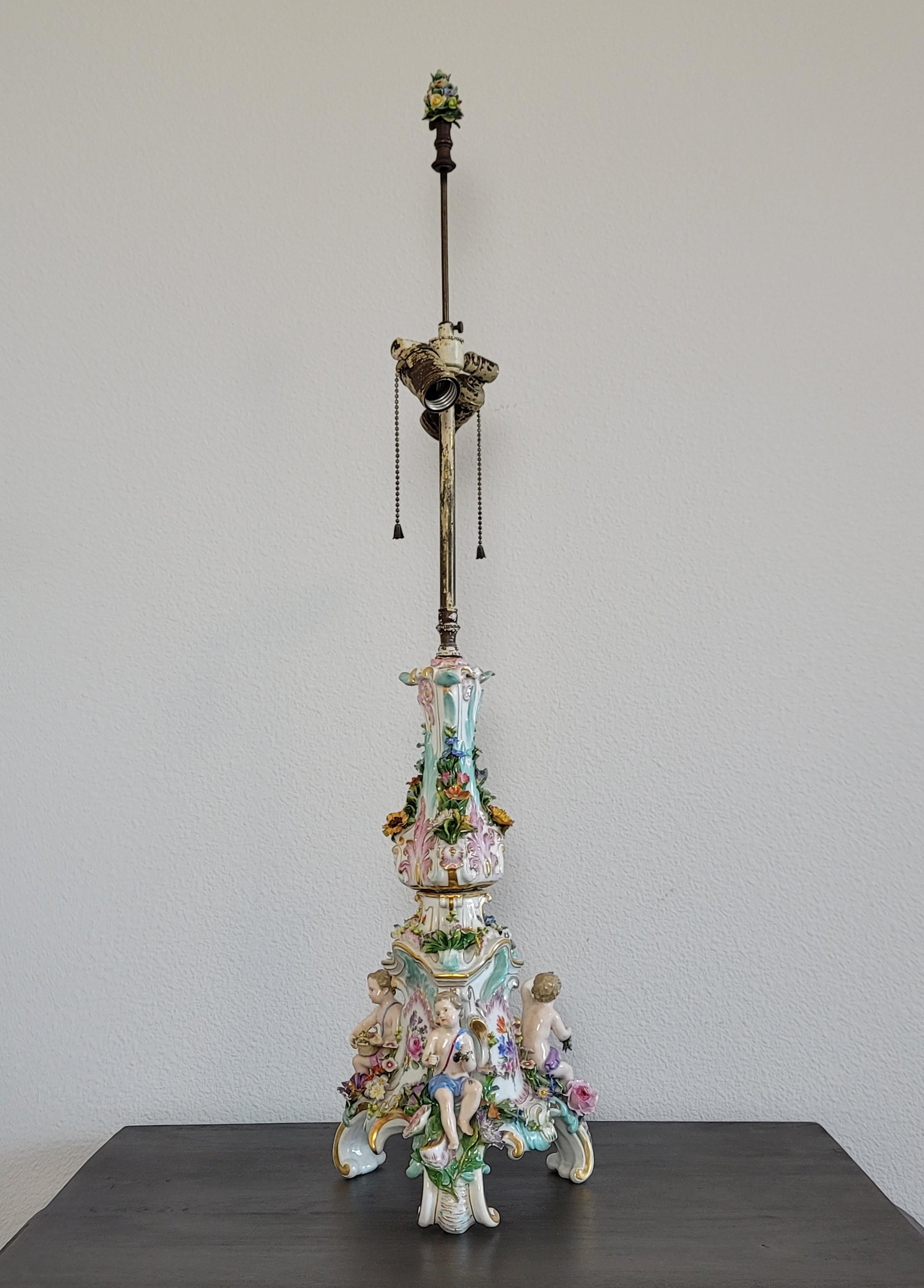 Meissener Porzellan-Kerzenständer-Tischlampe im Rokoko-Stil des 19. Jahrhunderts im Angebot 12