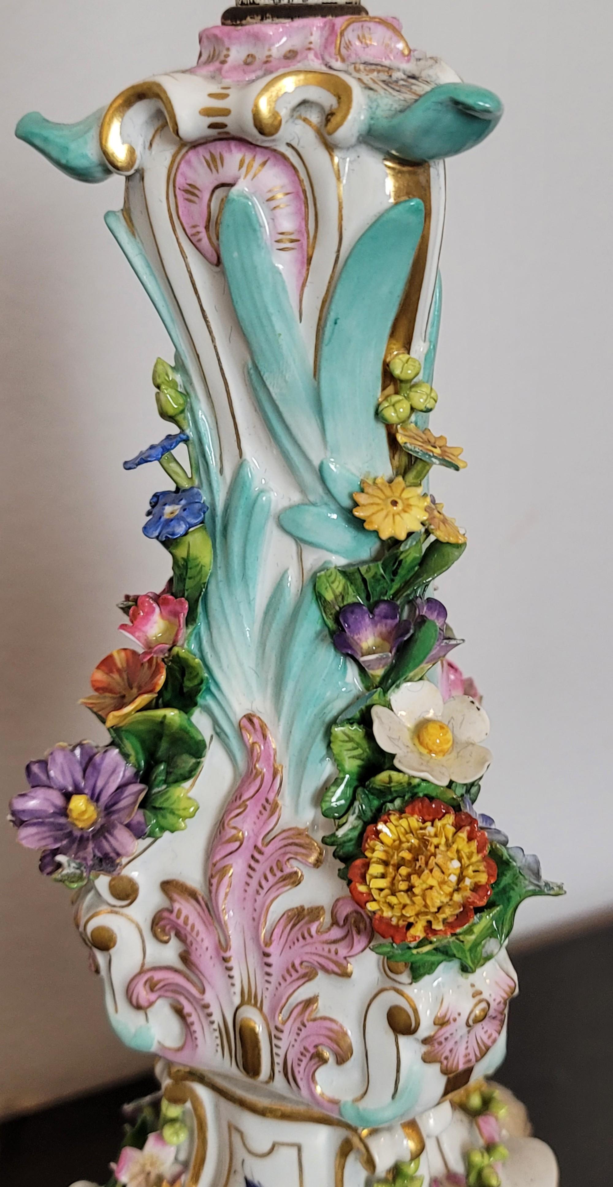 Meissener Porzellan-Kerzenständer-Tischlampe im Rokoko-Stil des 19. Jahrhunderts im Angebot 3