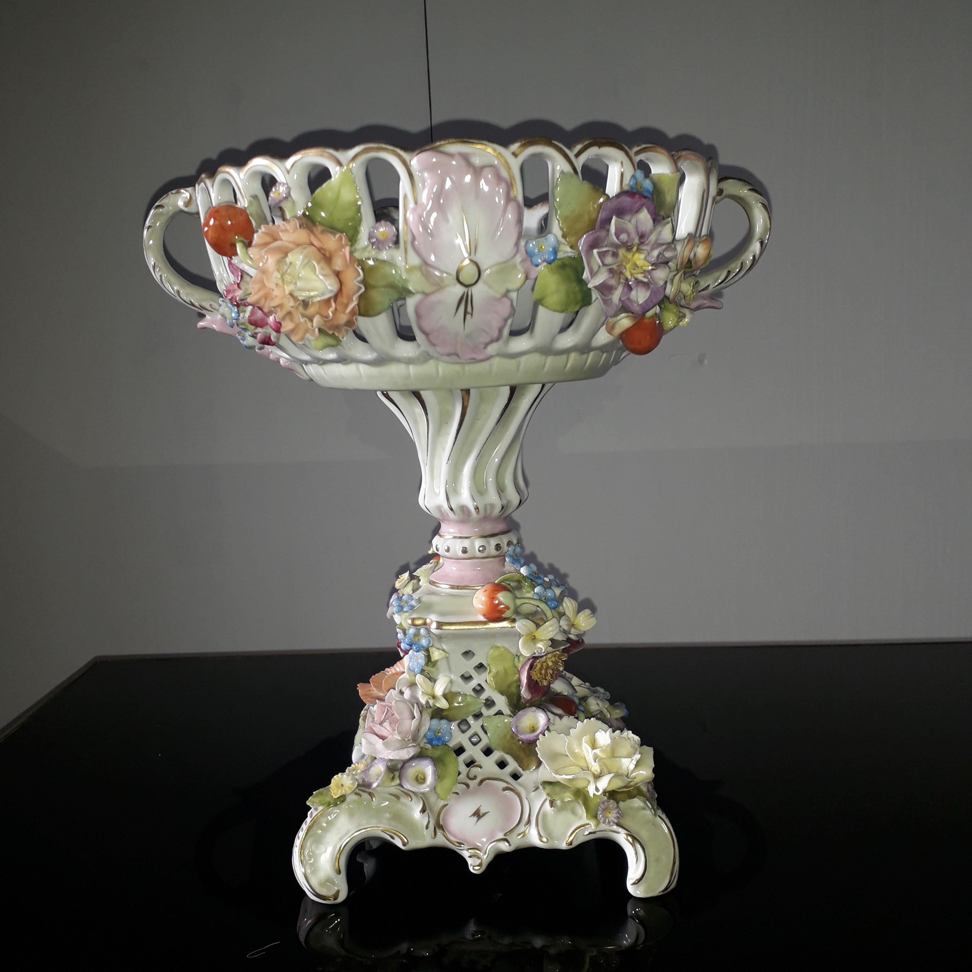 Centrepiece with porcelain flowers and fruit decoration from Saxony in the style of Meissen (Dresden).
Serial number on the bottom and signature with blue swords.
Circa: 1880
Some chips on the flower petals.