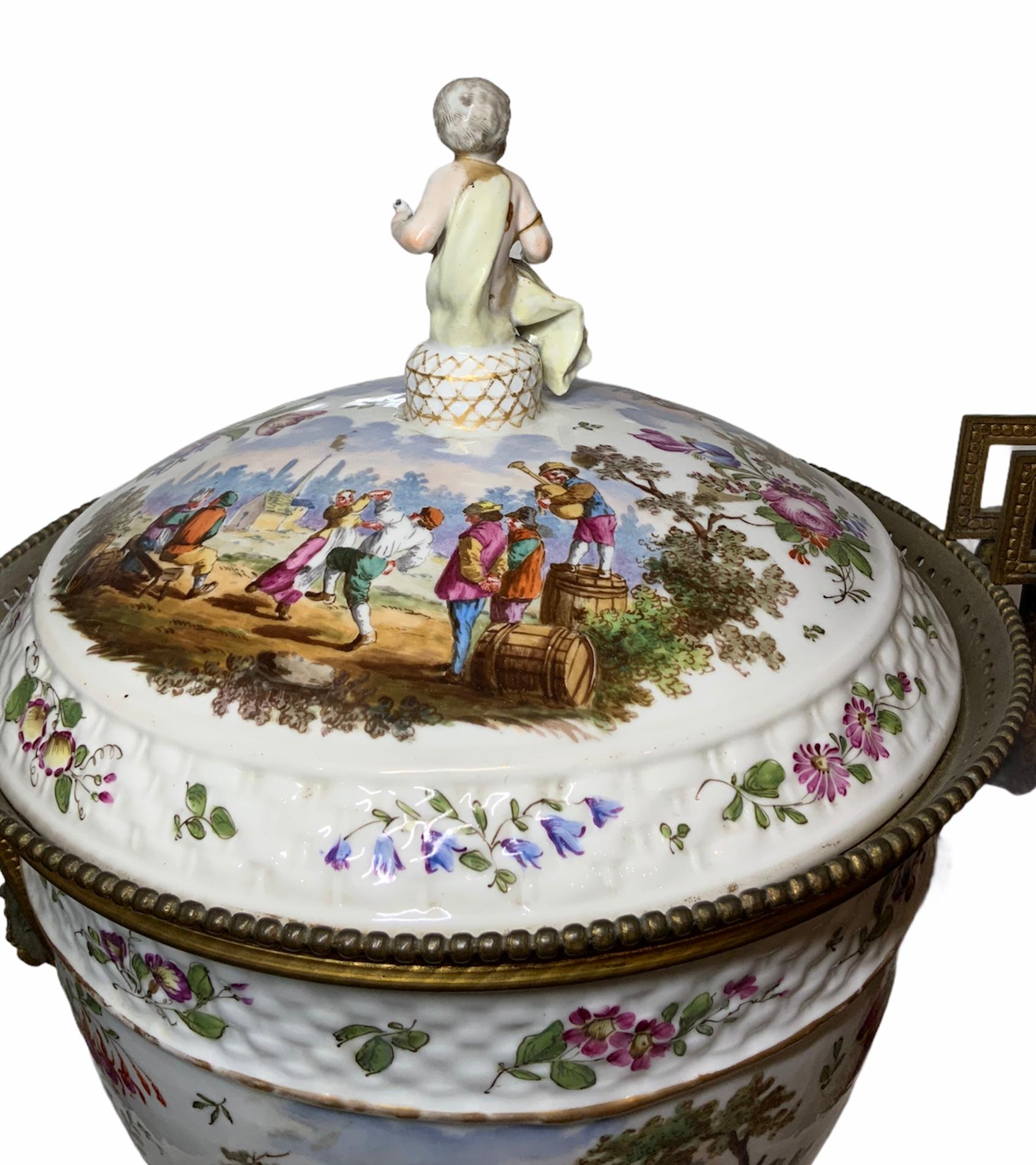 19th Century Meissen Style Porcelain Napoleon lll Bowl Vase Centerpiece For Sale 5