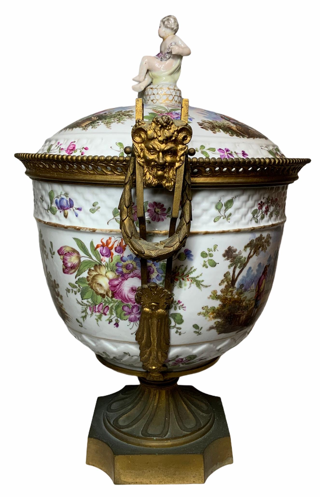 19th Century Meissen Style Porcelain Napoleon lll Bowl Vase Centerpiece For Sale 6