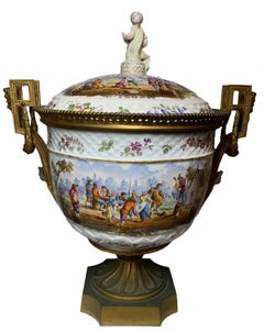 Vase centre de table en porcelaine de style Meissen du 19ème siècle représentant un bol Napoléon III