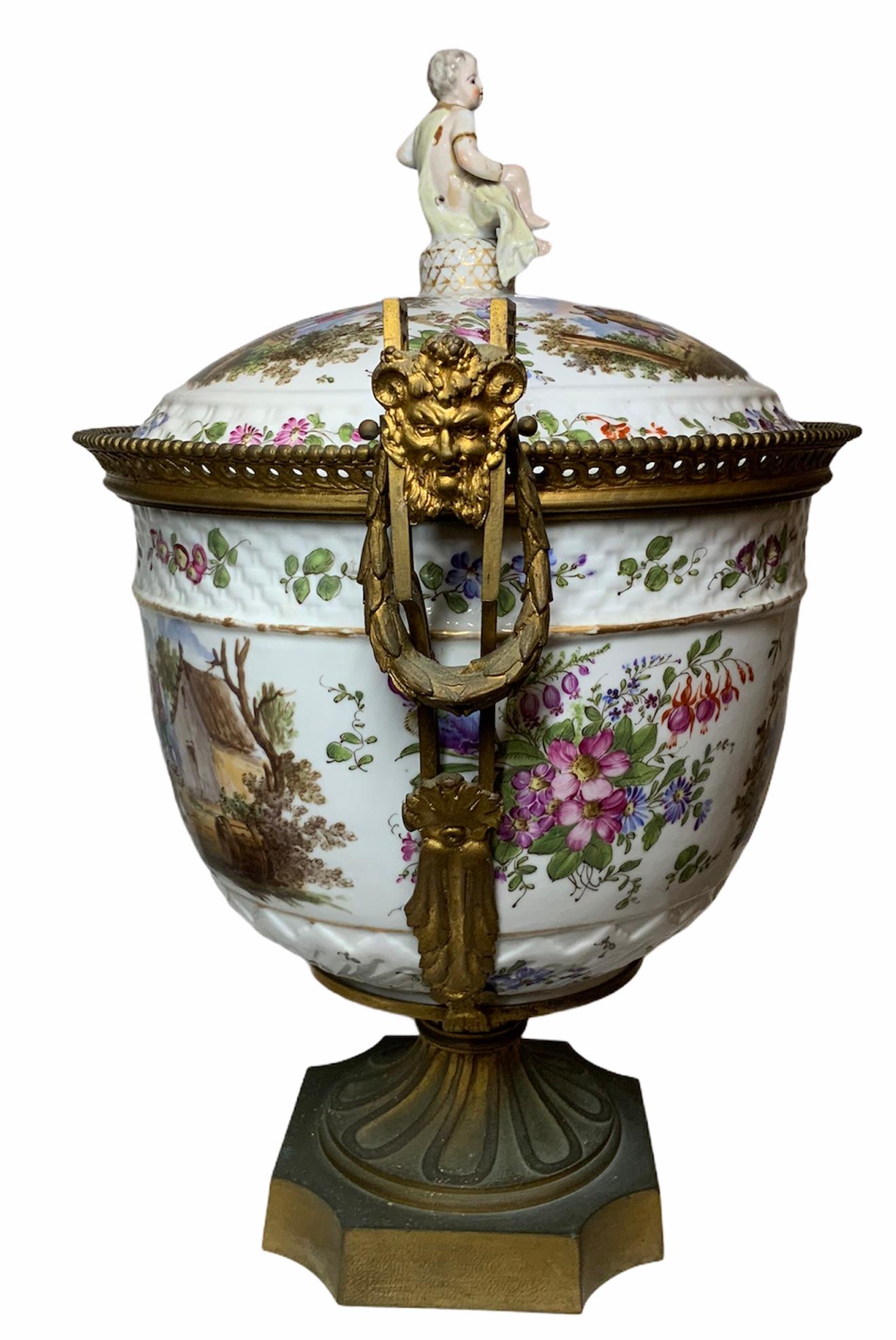 19th Century Meissen Style Porcelain Napoleon lll Bowl Vase Centerpiece For Sale 7