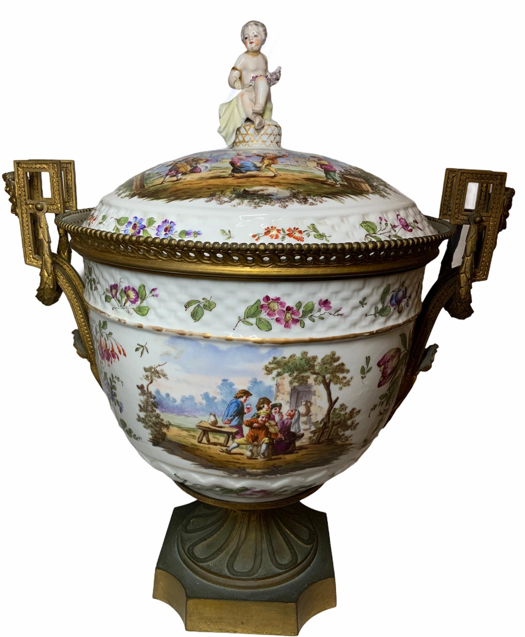 19th Century Meissen Style Porcelain Napoleon lll Bowl Vase Centerpiece For Sale 8