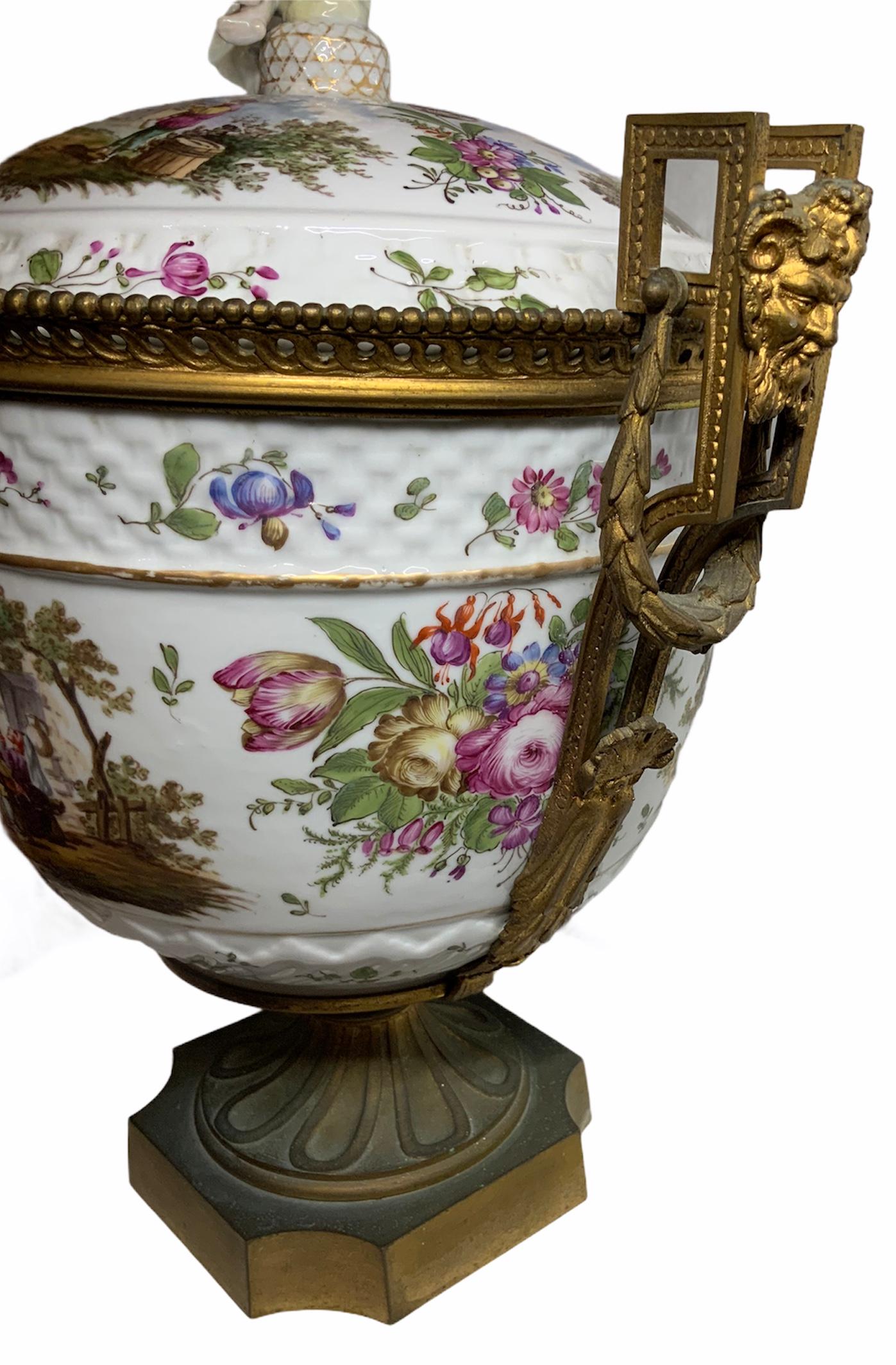19th Century Meissen Style Porcelain Napoleon lll Bowl Vase Centerpiece For Sale 10