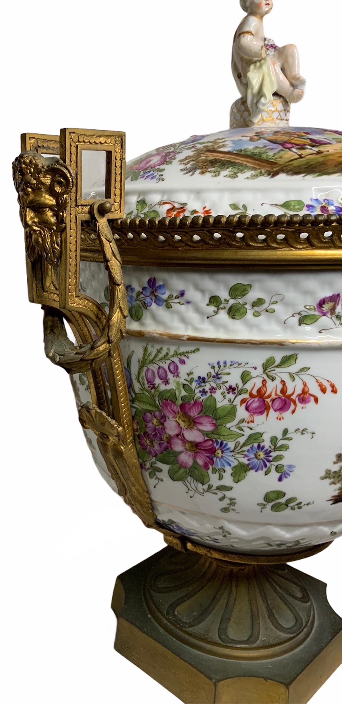 19th Century Meissen Style Porcelain Napoleon lll Bowl Vase Centerpiece For Sale 12