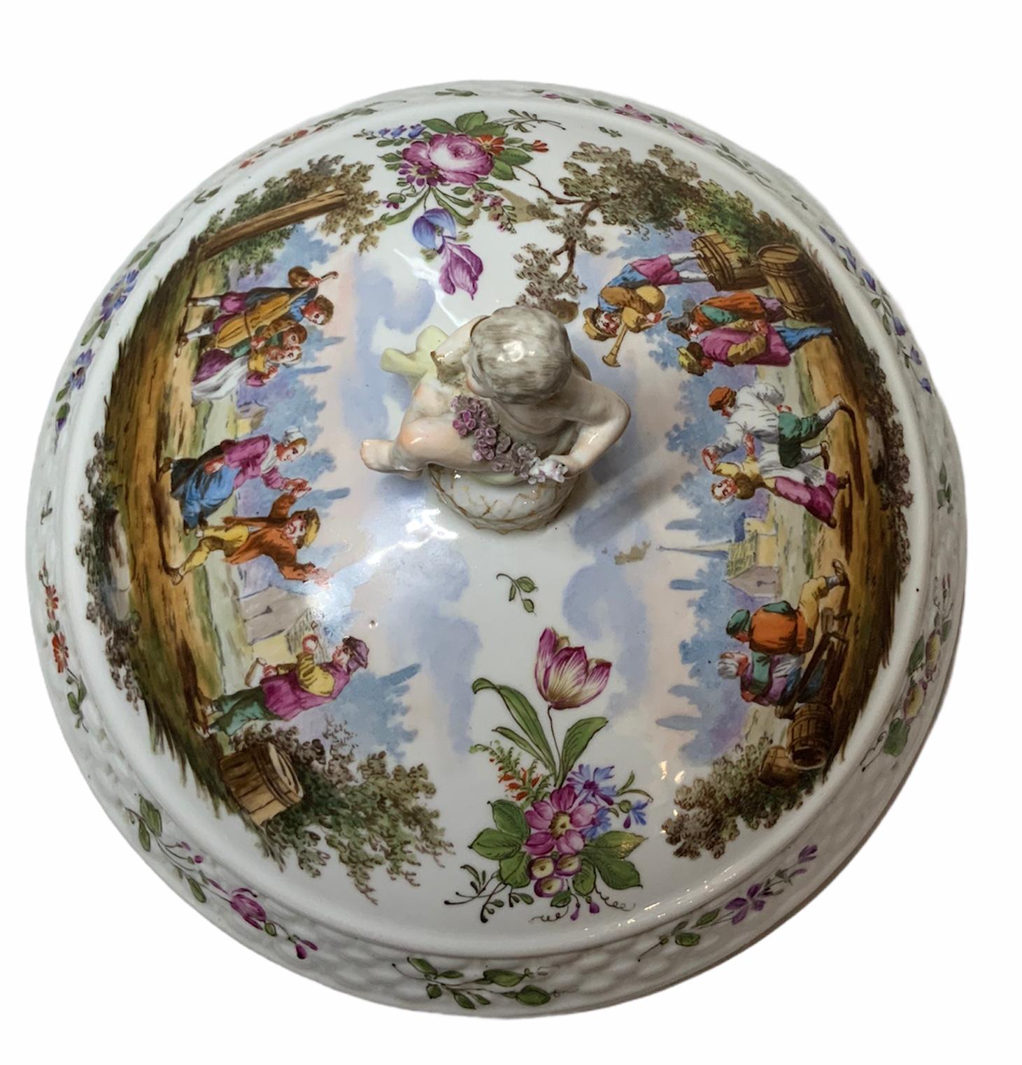 Vase centre de table en porcelaine de style Meissen du 19ème siècle représentant un bol Napoléon III en vente 2