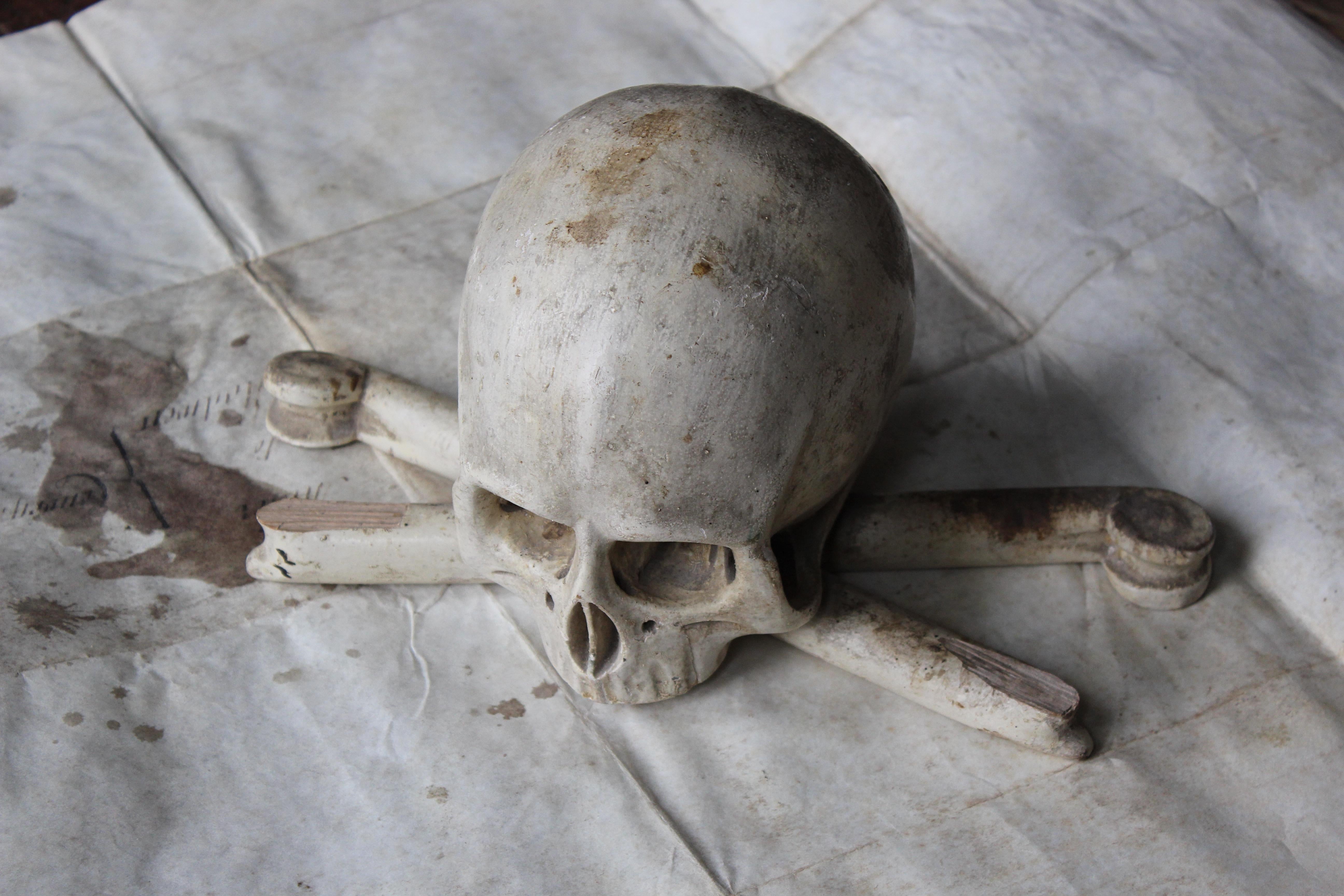 19th Century Memento Mori Carved Skull & Cross Bones  For Sale 2