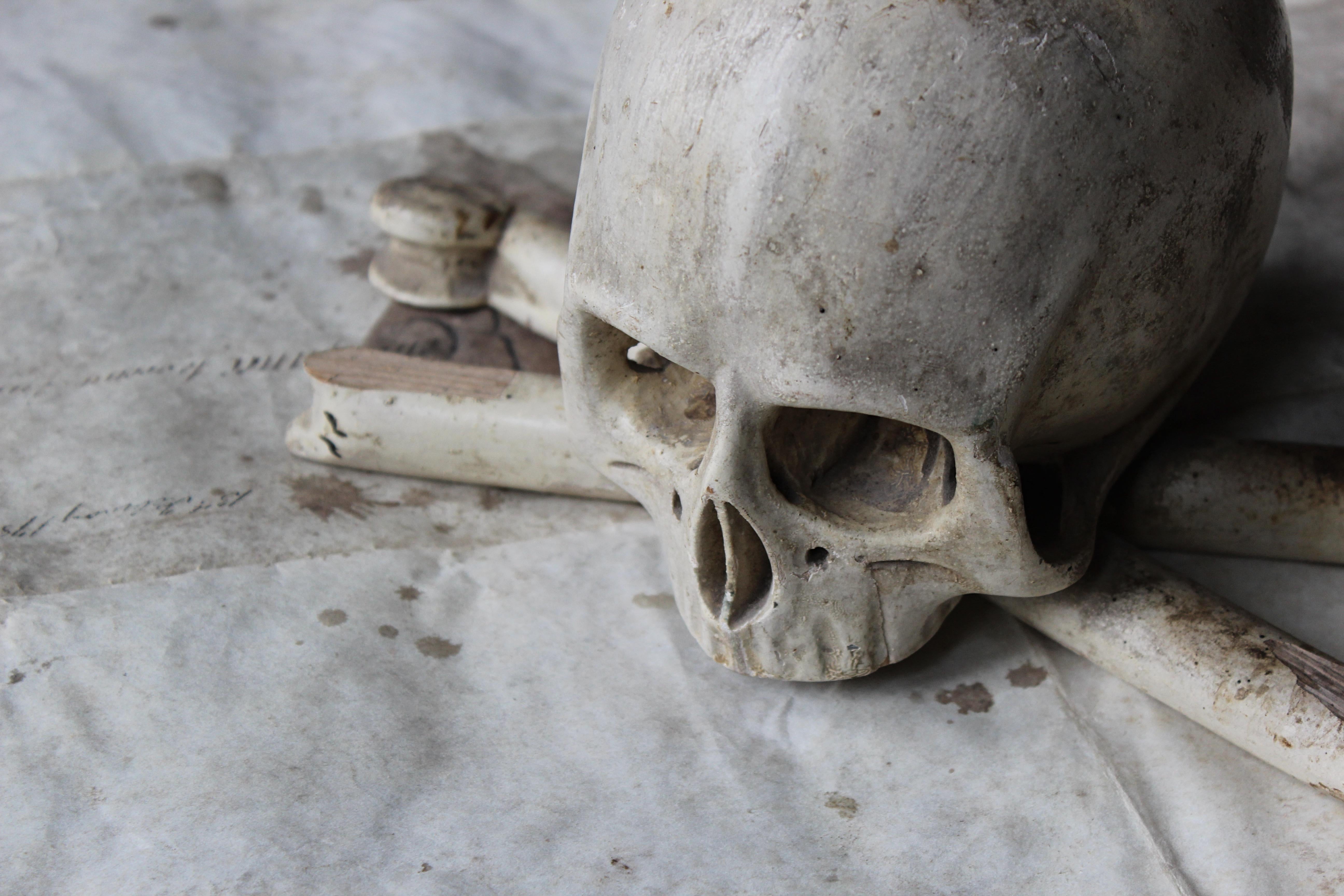 19th Century Memento Mori Carved Skull & Cross Bones  In Good Condition For Sale In Lowestoft, GB