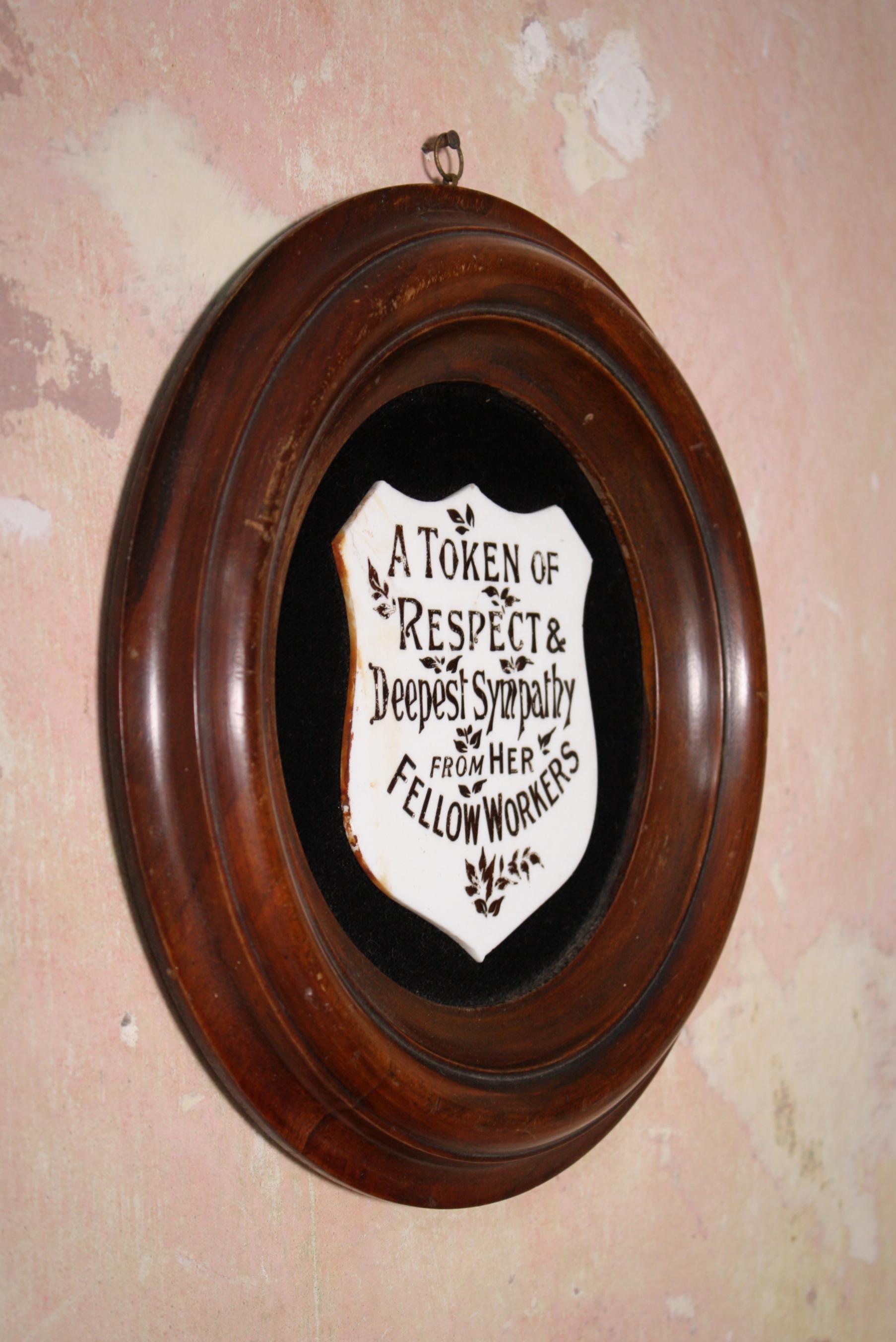 19th Century Memento Mori Engraved Opaline Glass Funeral Plaque Curio In Good Condition In Lowestoft, GB