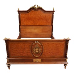 Letto completo Mercier Freres francese del XIX secolo in stile Luigi XV con intarsio in bronzo