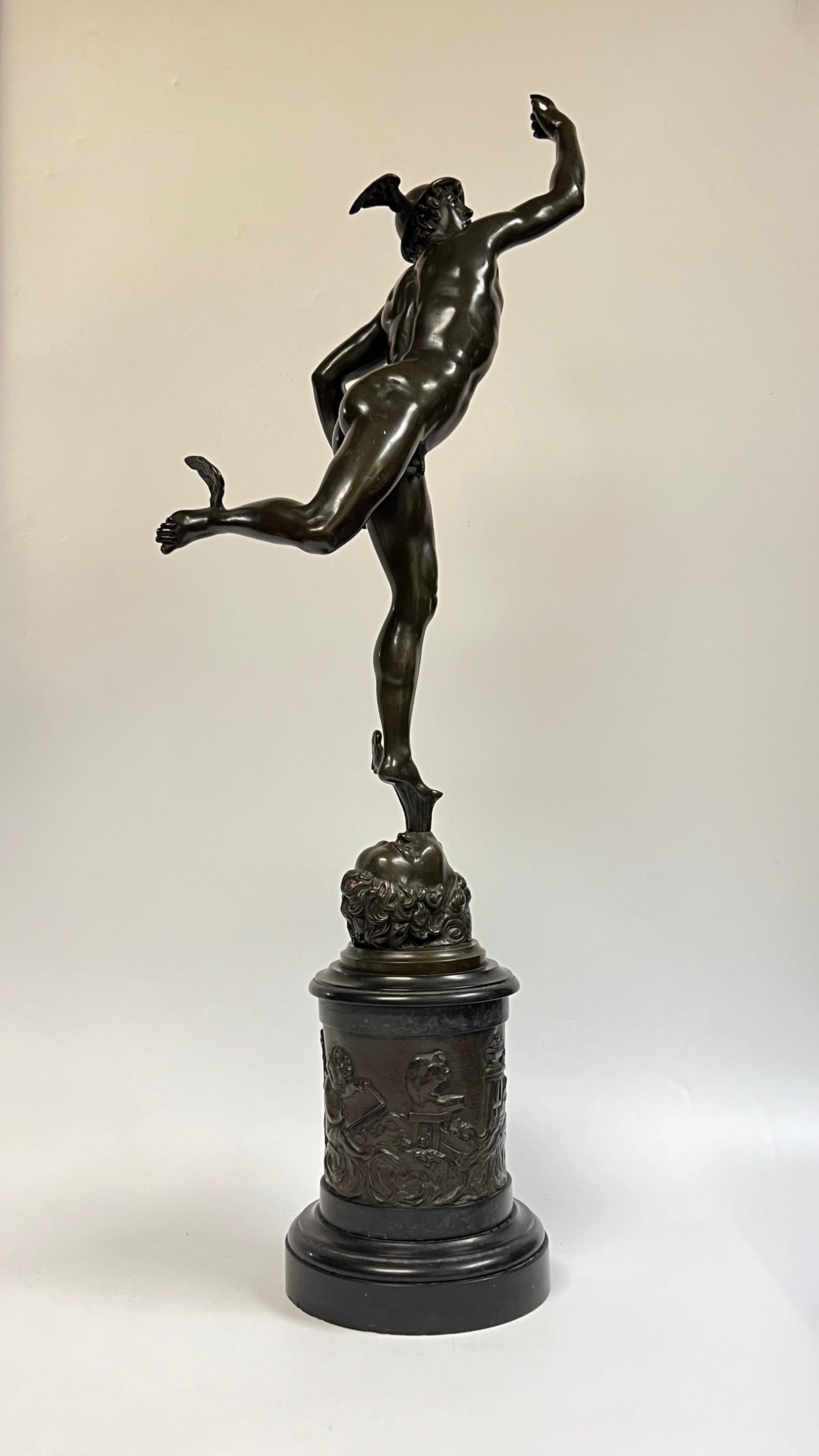Figurine de Mercure en bronze patiné Grand Tour finement fondue  d'après l'original de Giovanni da Bologna, dit Giambologna, en français, Jean de Bologne (1529-1608),  Apparemment non signé.