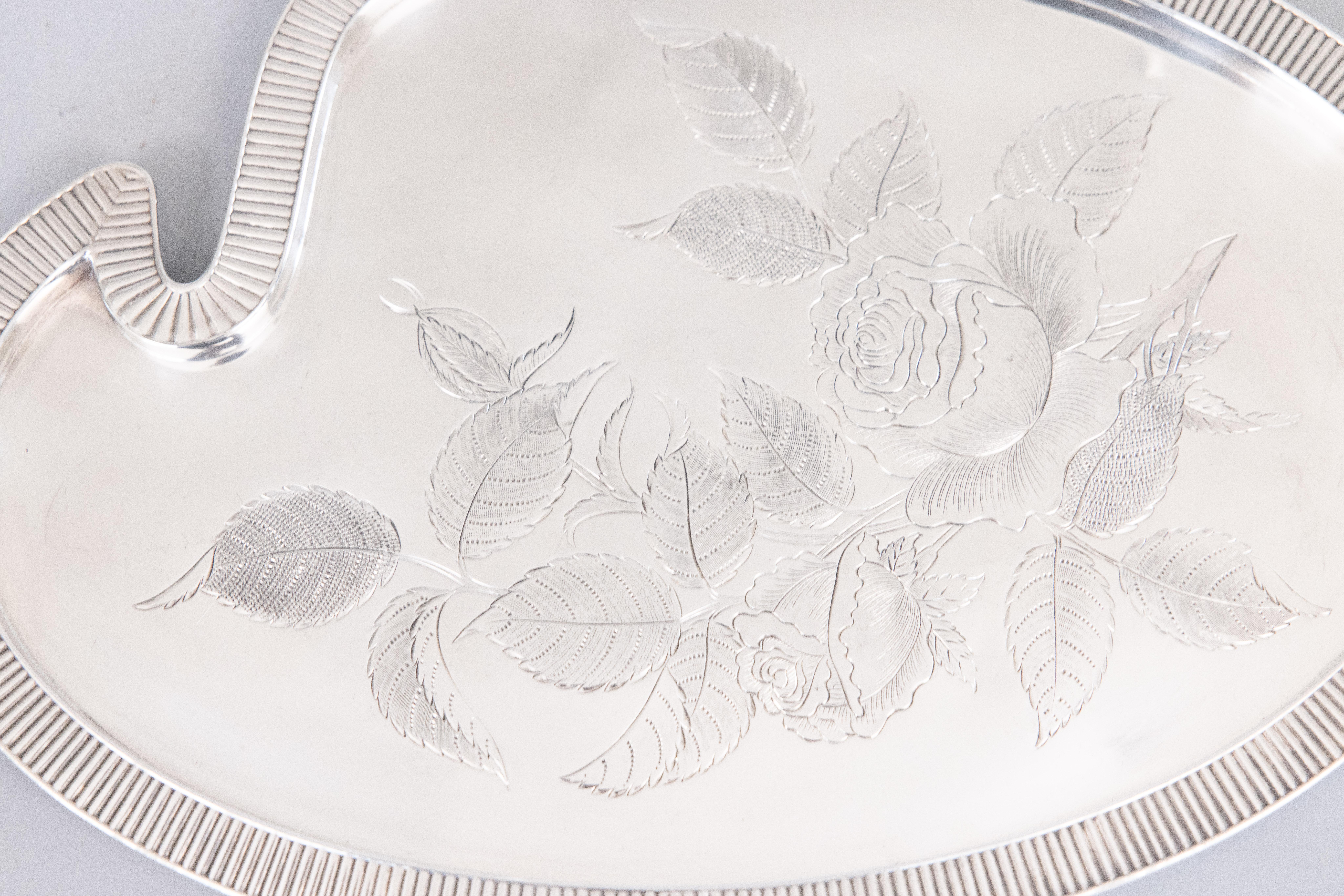 Un elegante vassoio in argento dell'Aesthetic Movement del XIX secolo della Meriden Britannia Company. Marchio del fabbricante sul retro. Questo grazioso vassoio si presenta in modo splendido, decorato con rose, un design elegante e bordi a coste.