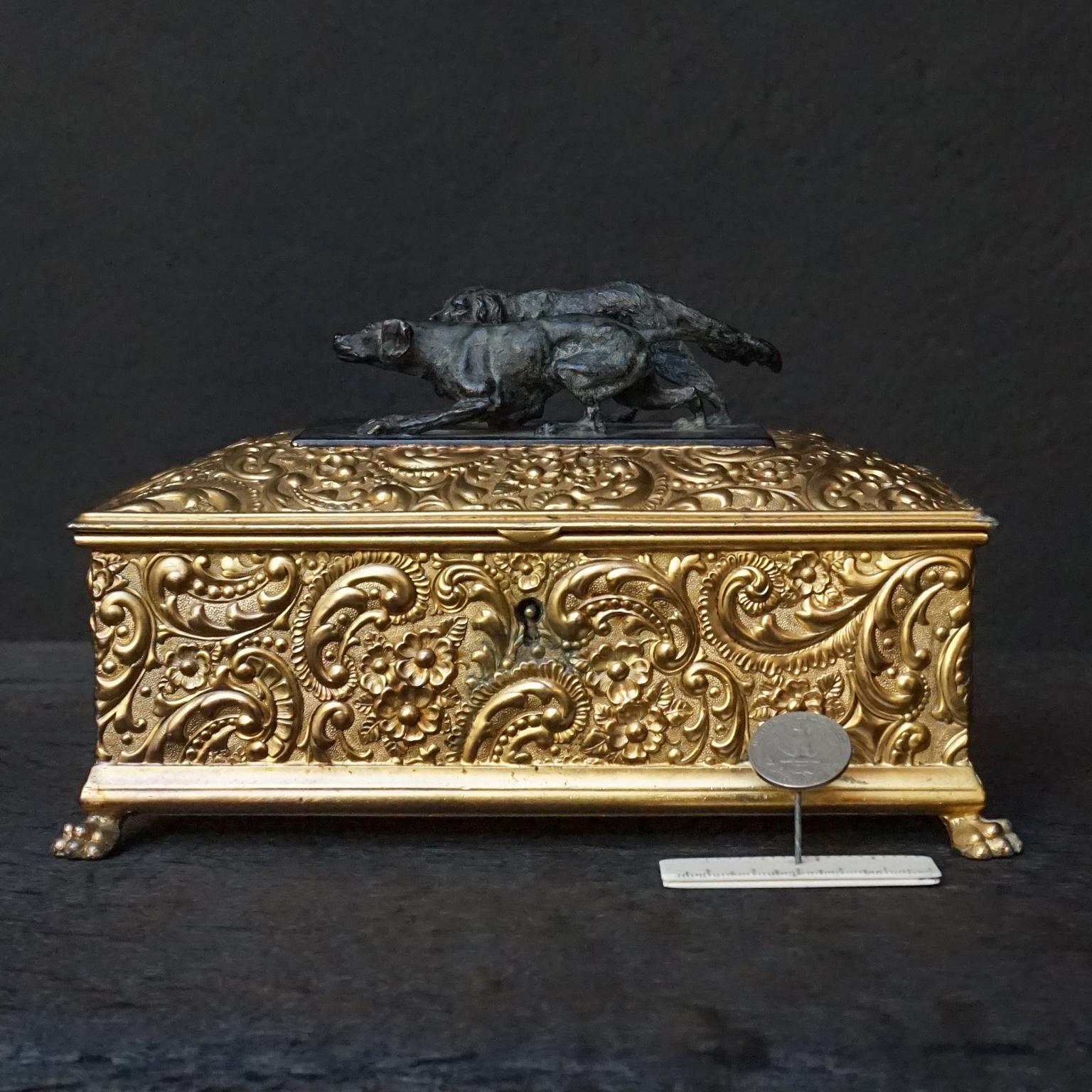 Meriden Wilcox vergoldeter Silberblech Humidor mit Bronze- Jagdhunden aus dem 19. Jahrhundert (Gegossen) im Angebot