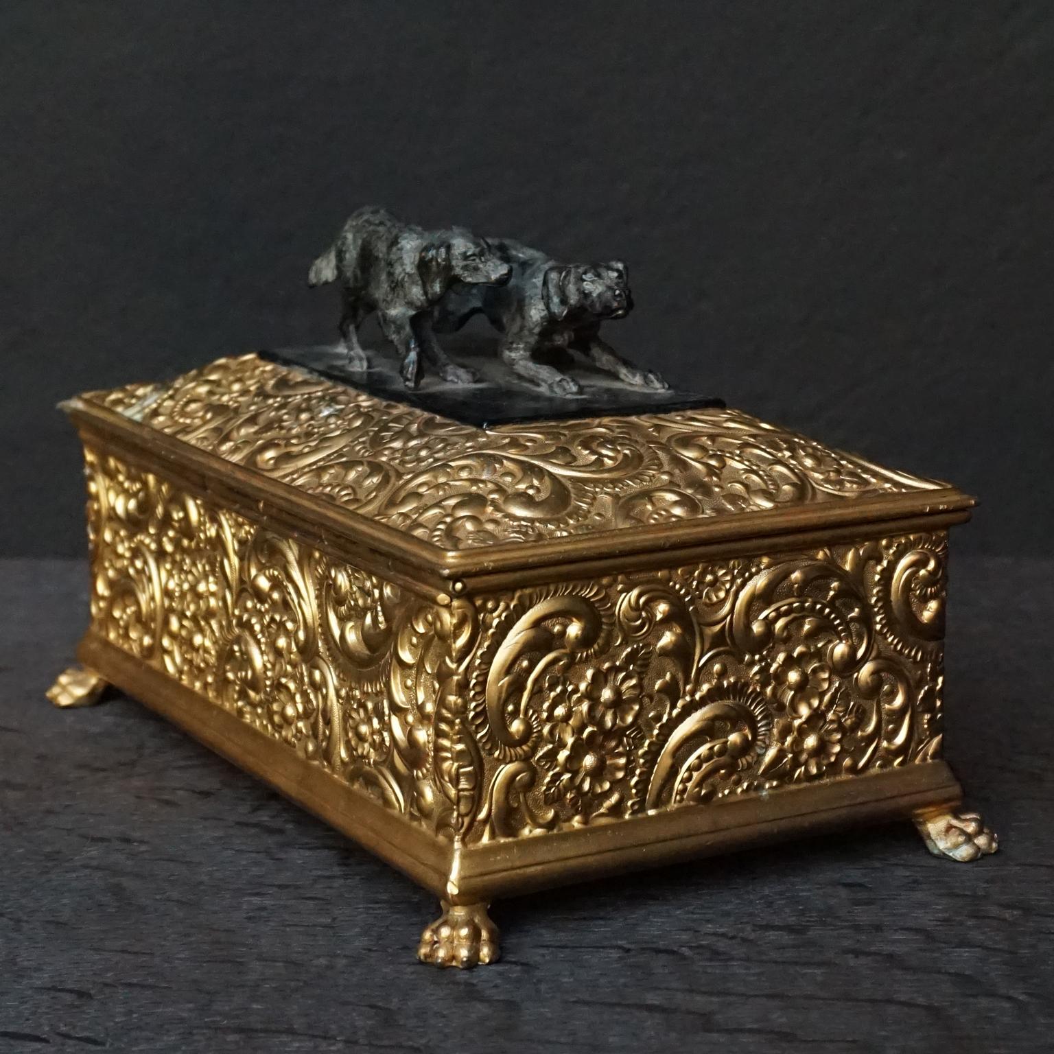 19th Century Meriden Wilcox Gilt Silver Plate Humidor with Bronze Hunting Dogs In Good Condition For Sale In Haarlem, NL