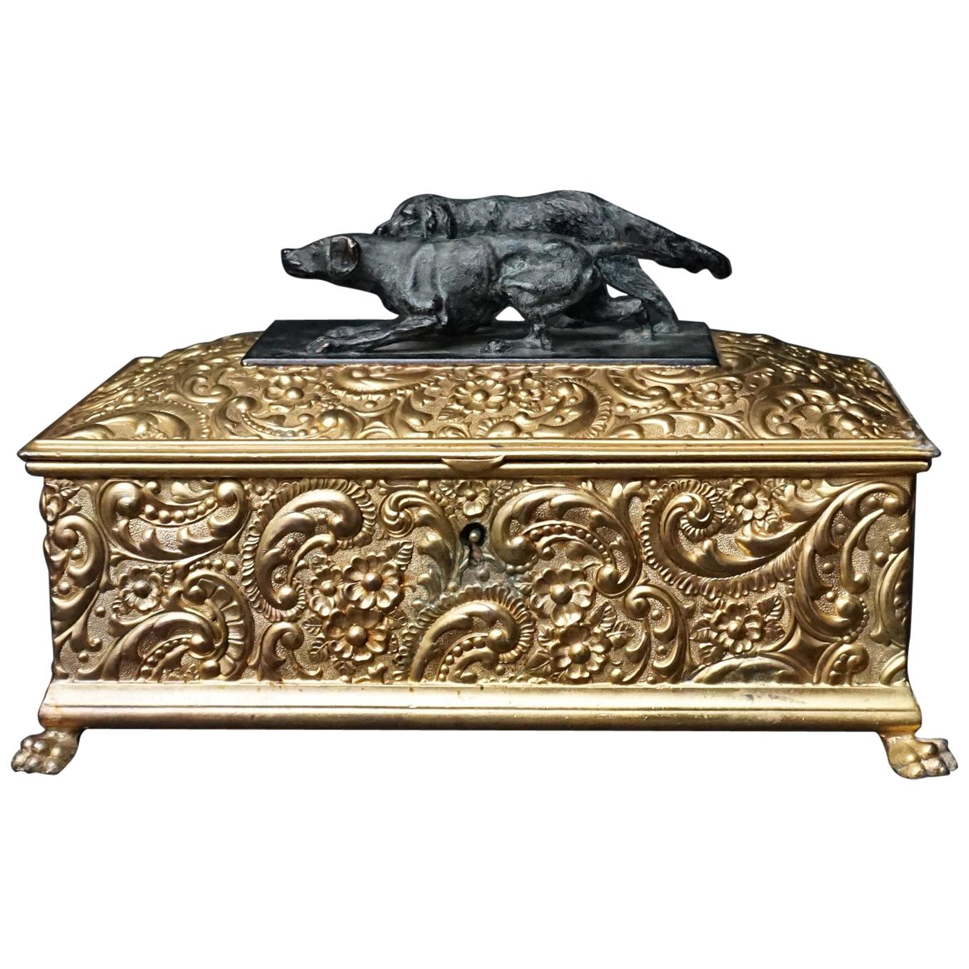 Meriden Wilcox vergoldeter Silberblech Humidor mit Bronze- Jagdhunden aus dem 19. Jahrhundert im Angebot