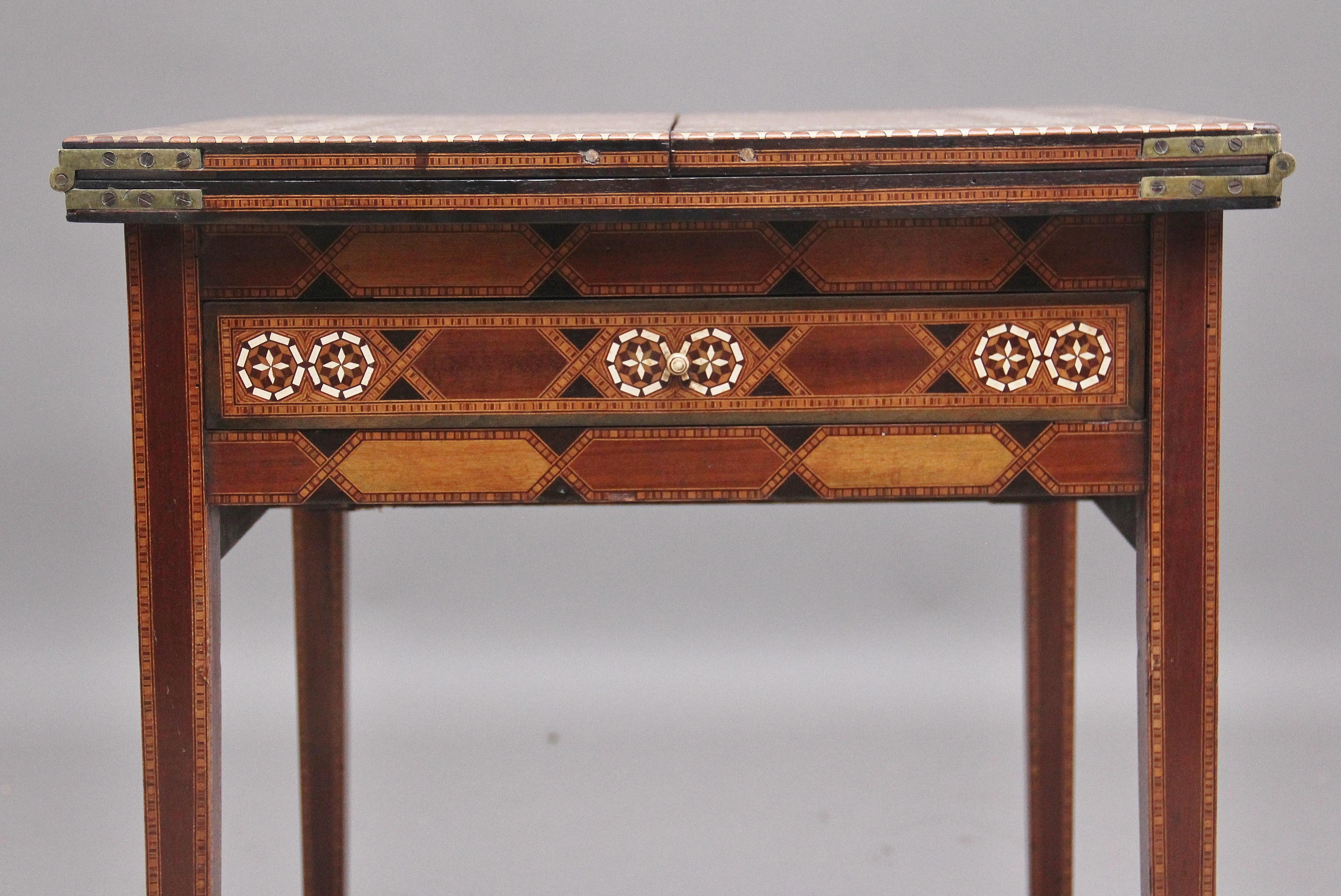 Bois de feuillus Table à écrire syrienne métamorphique du XIXe siècle en vente