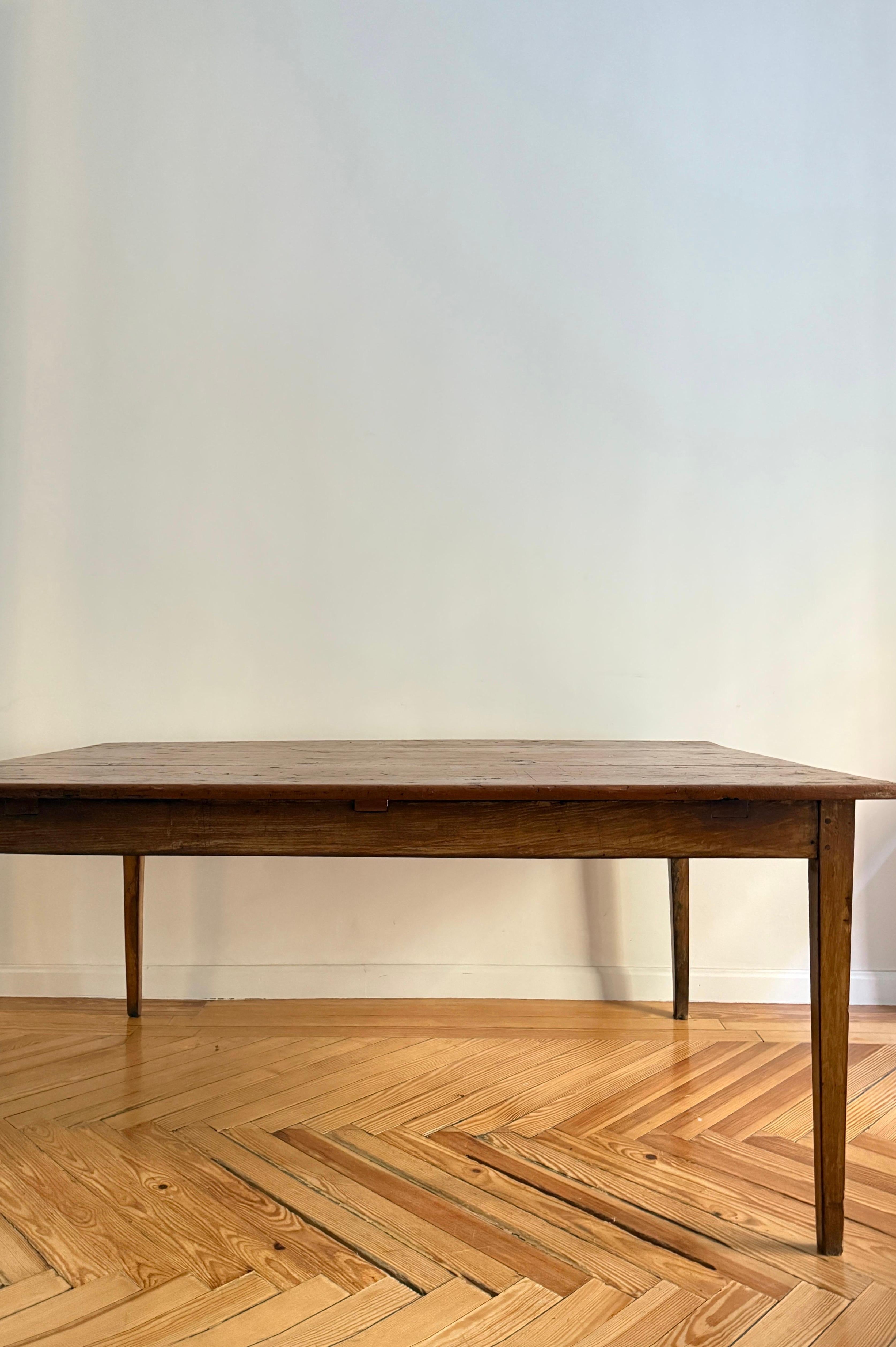 Table de Métier en noyer massif. France, C.I.C.

Longueur : 161 cm
Largeur : 111 cm
Hauteur : 71 cm