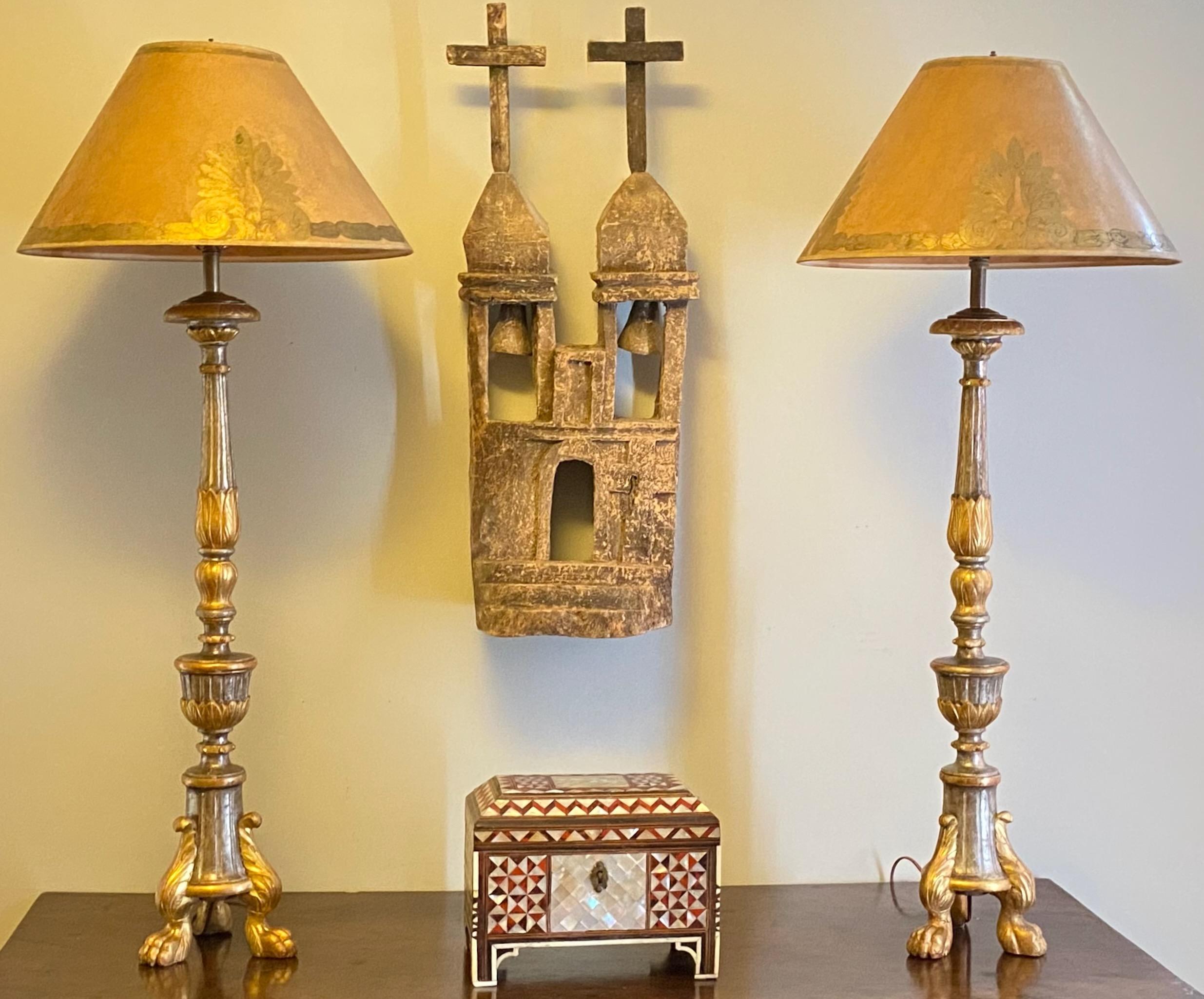 Eine außergewöhnliche, einzigartige mexikanische Volkskunstschnitzerei einer Kirche.
Geschnitzt aus einem weichen Holz, möglicherweise Kaktus, und mit einer schön gealterten Patina.
Alles an diesem Stück singt. Sie ist einer Museumsausstellung